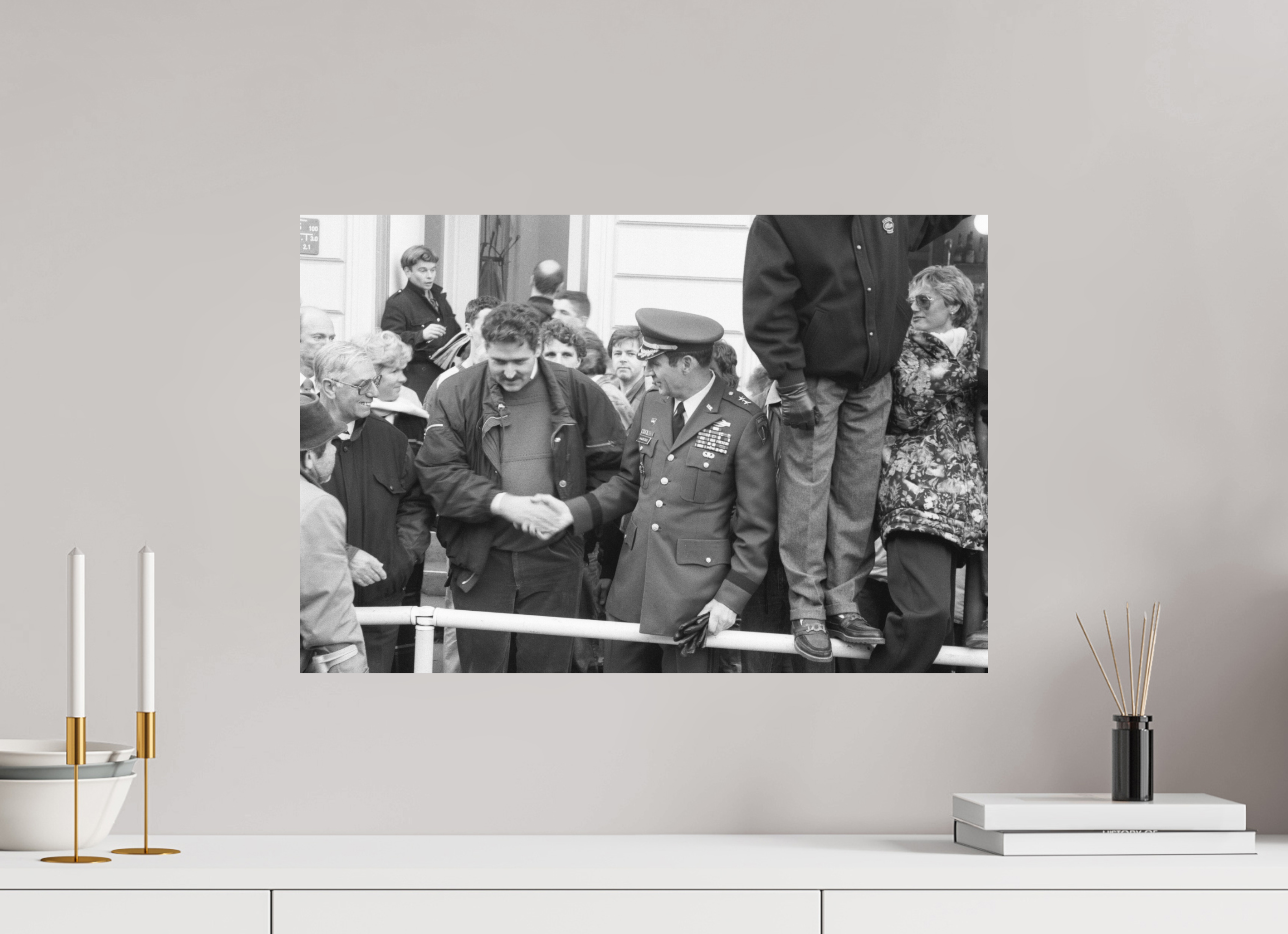 60 x 40 cm, 2. Foto auf Alu-Dibond Johannes Hartmann: Der Handschlag (S/W-Foto)