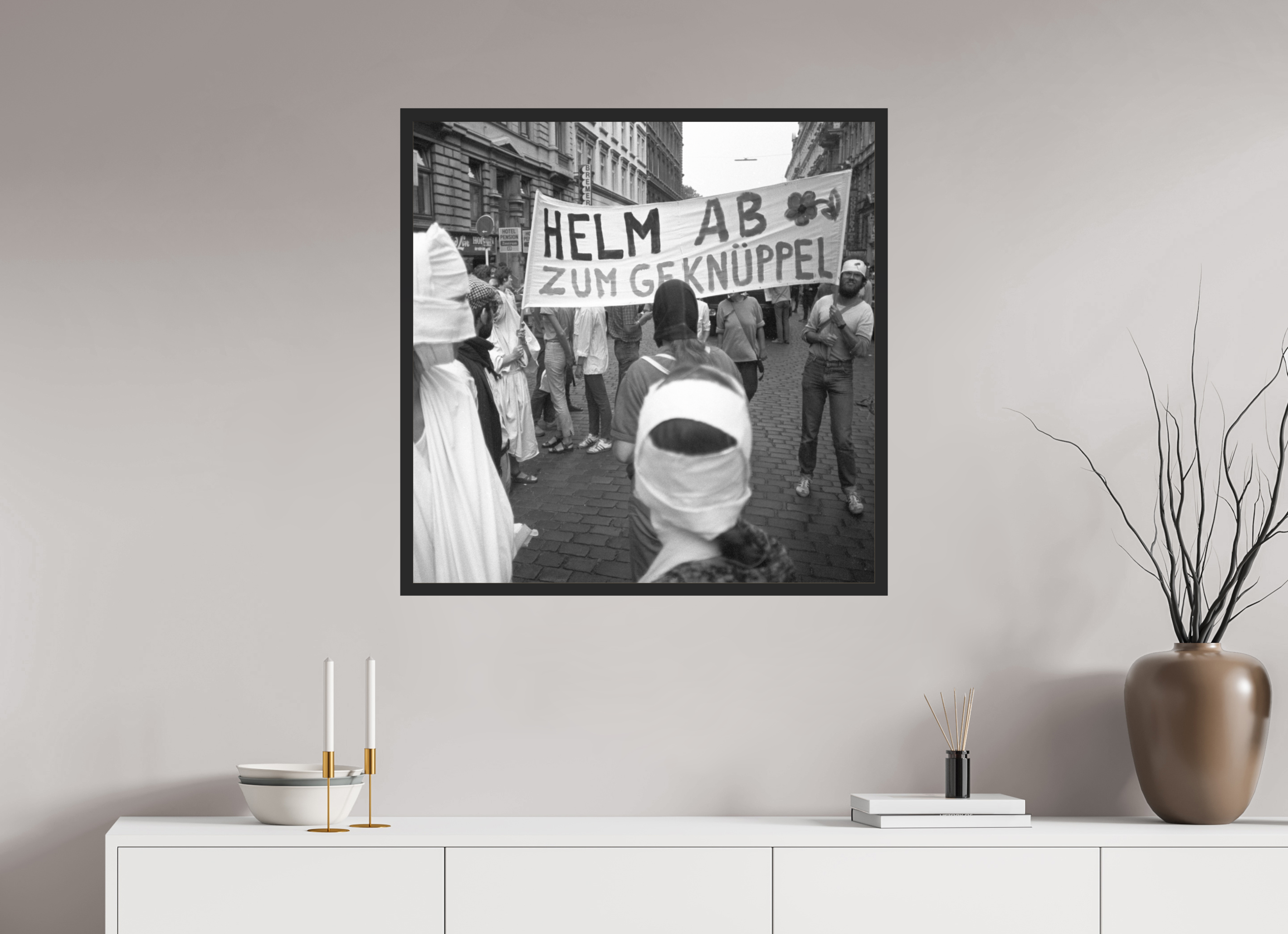 80 x 80 cm, 4a. Foto im Holz-Rahmen (20mm) Johannes Hartmann: Helm ab zum Geknüppel (S/W-Foto)