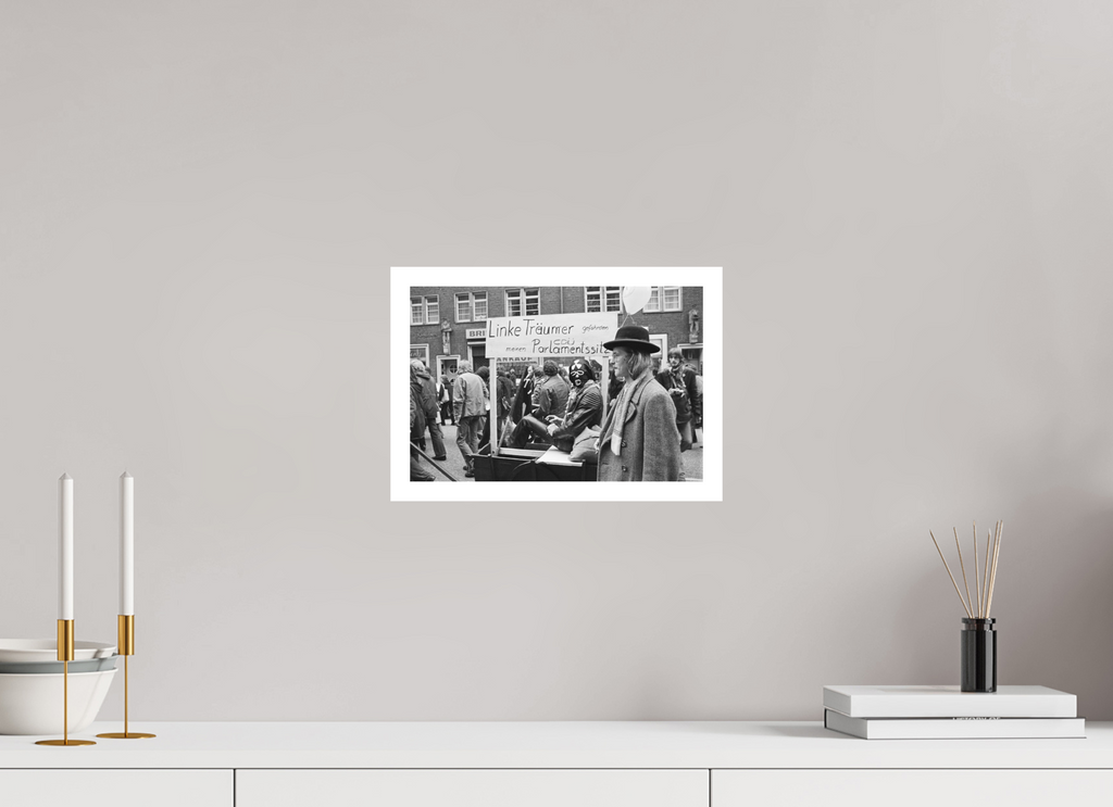 30 x 20 cm, 1. Foto mit Weißrand Johannes Hartmann: Linke Träumer gefährden meinen CDU-Parlamentssitz (S/W-Foto)