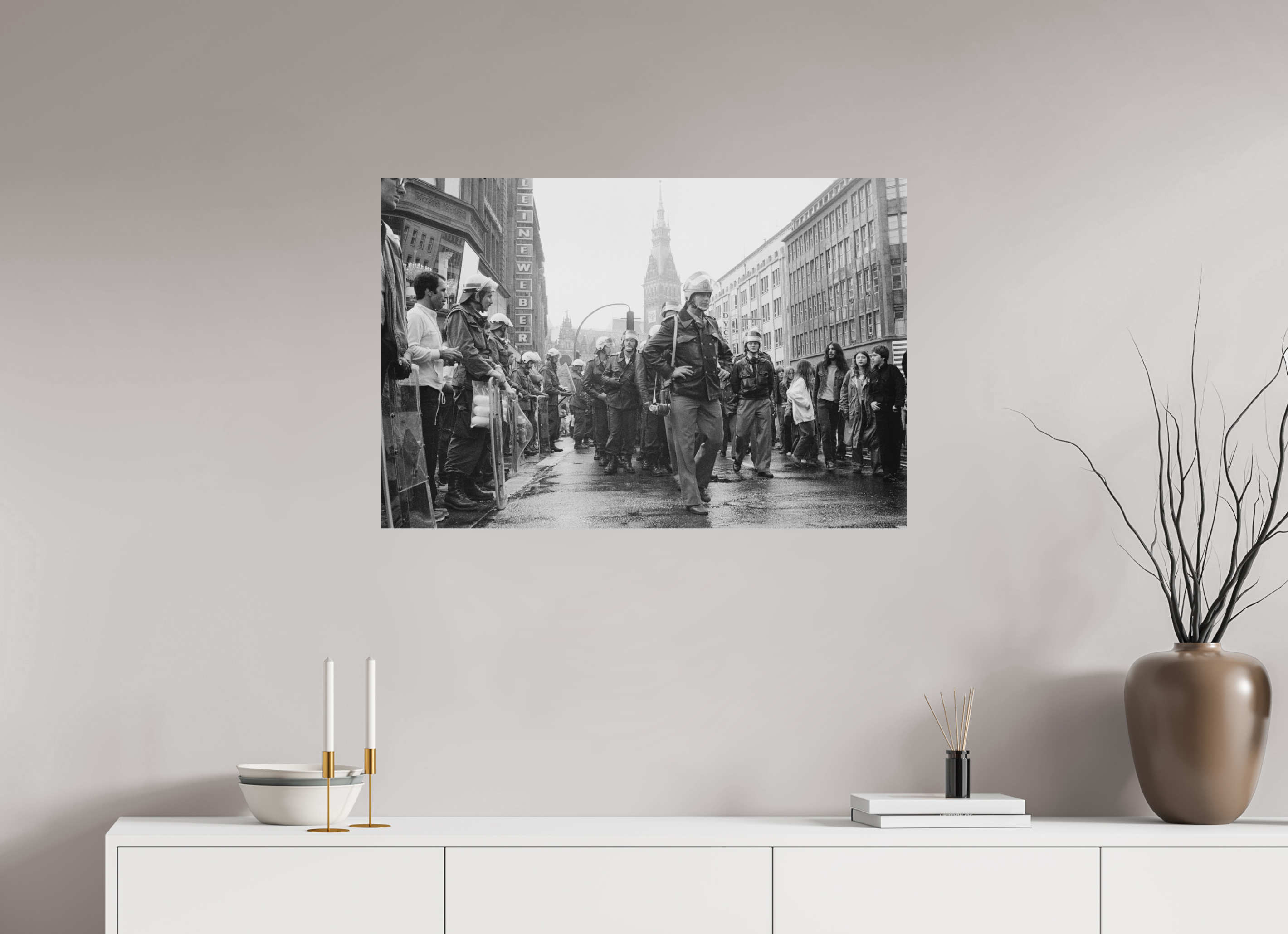 90 x 60 cm, 2. Foto auf Alu-Dibond Johannes Hartmann: Markanter Aufmarsch (S/W-Foto)