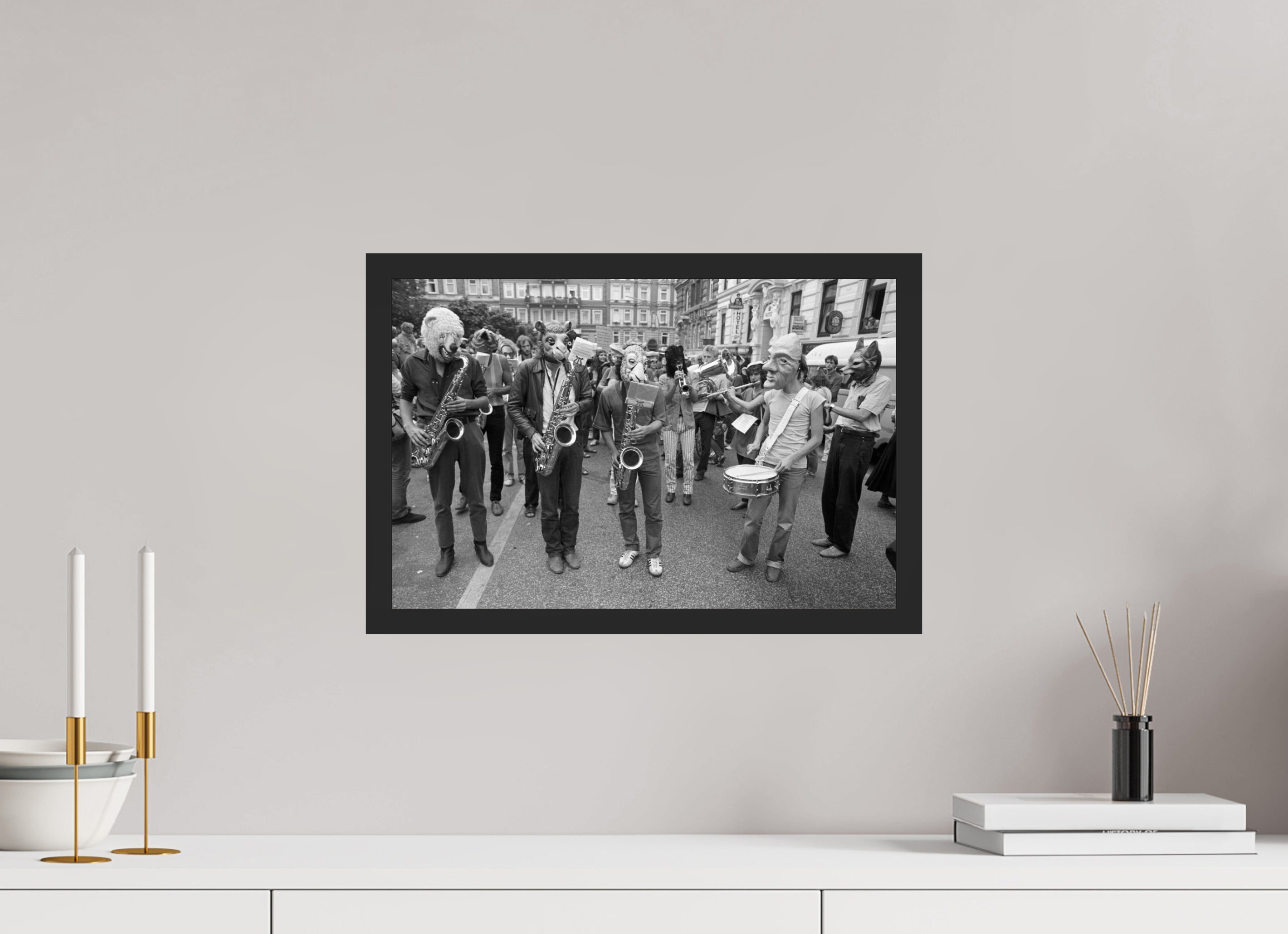 45 x 30 cm, 4a. Foto im Holz-Rahmen (20mm) Johannes Hartmann: Tuten & Blasen (S/W-Foto)