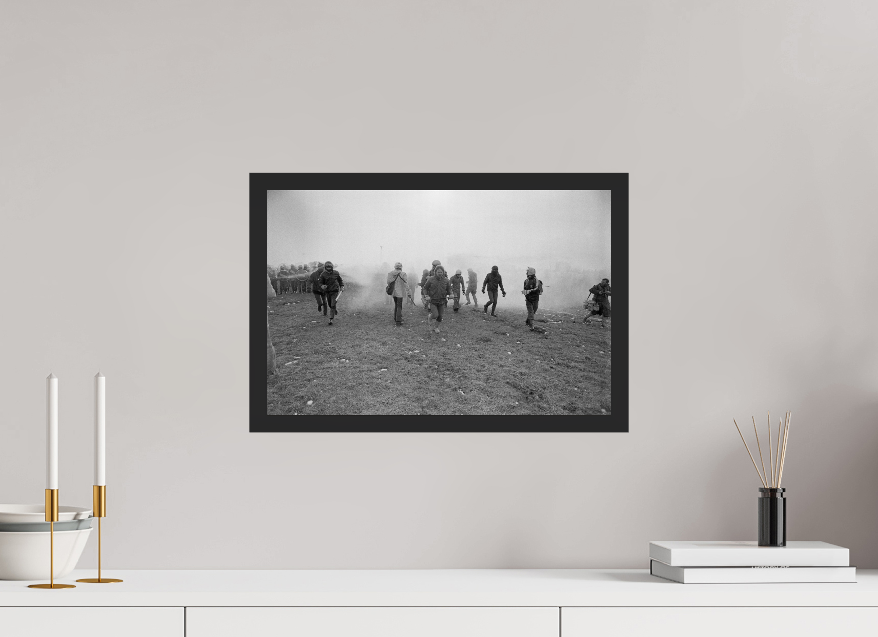 45 x 30 cm, 4a. Foto im Holz-Rahmen (20mm) Johannes Hartmann: Eskalation am Bauzaun 3 – Rückzug (S/W-Foto)