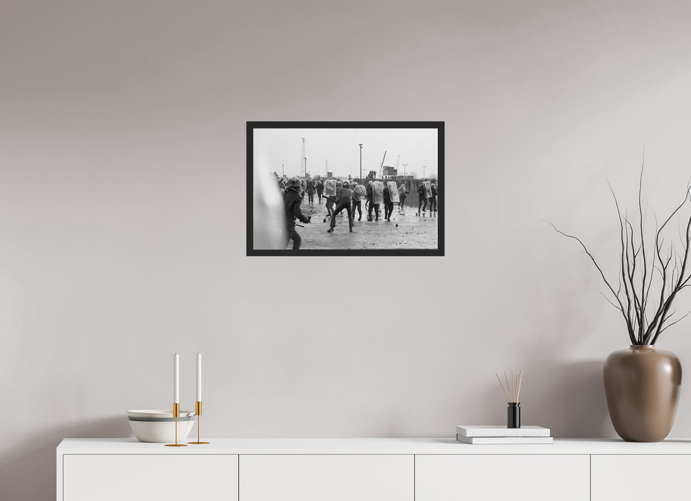 60 x 40 cm, 4a. Foto im Holz-Rahmen (20mm) Johannes Hartmann: Eskalation am Bauzaun 2 (S/W-Foto)