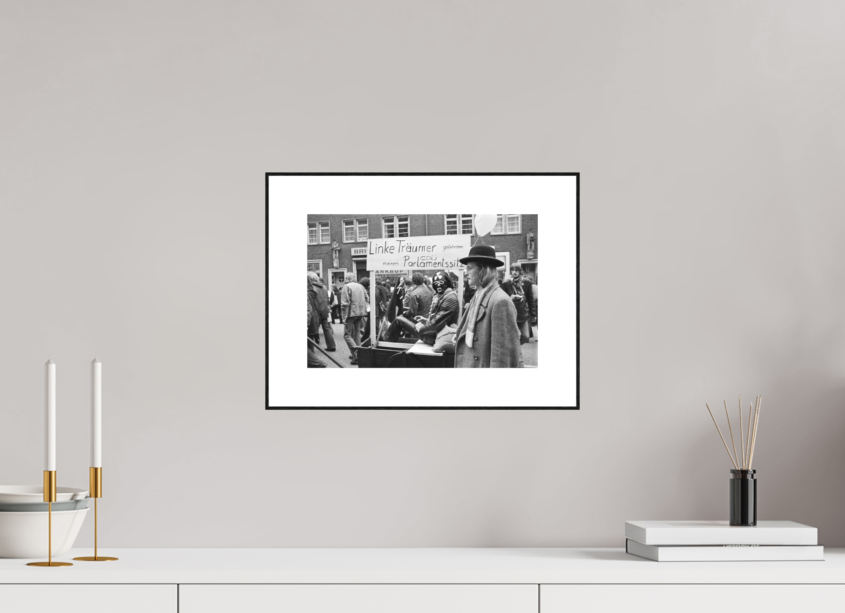 30 x 20 cm, 3b. Foto in ArtBox (4mm) mit Weißrand Johannes Hartmann: Linke Träumer gefährden meinen CDU-Parlamentssitz (S/W-Foto)