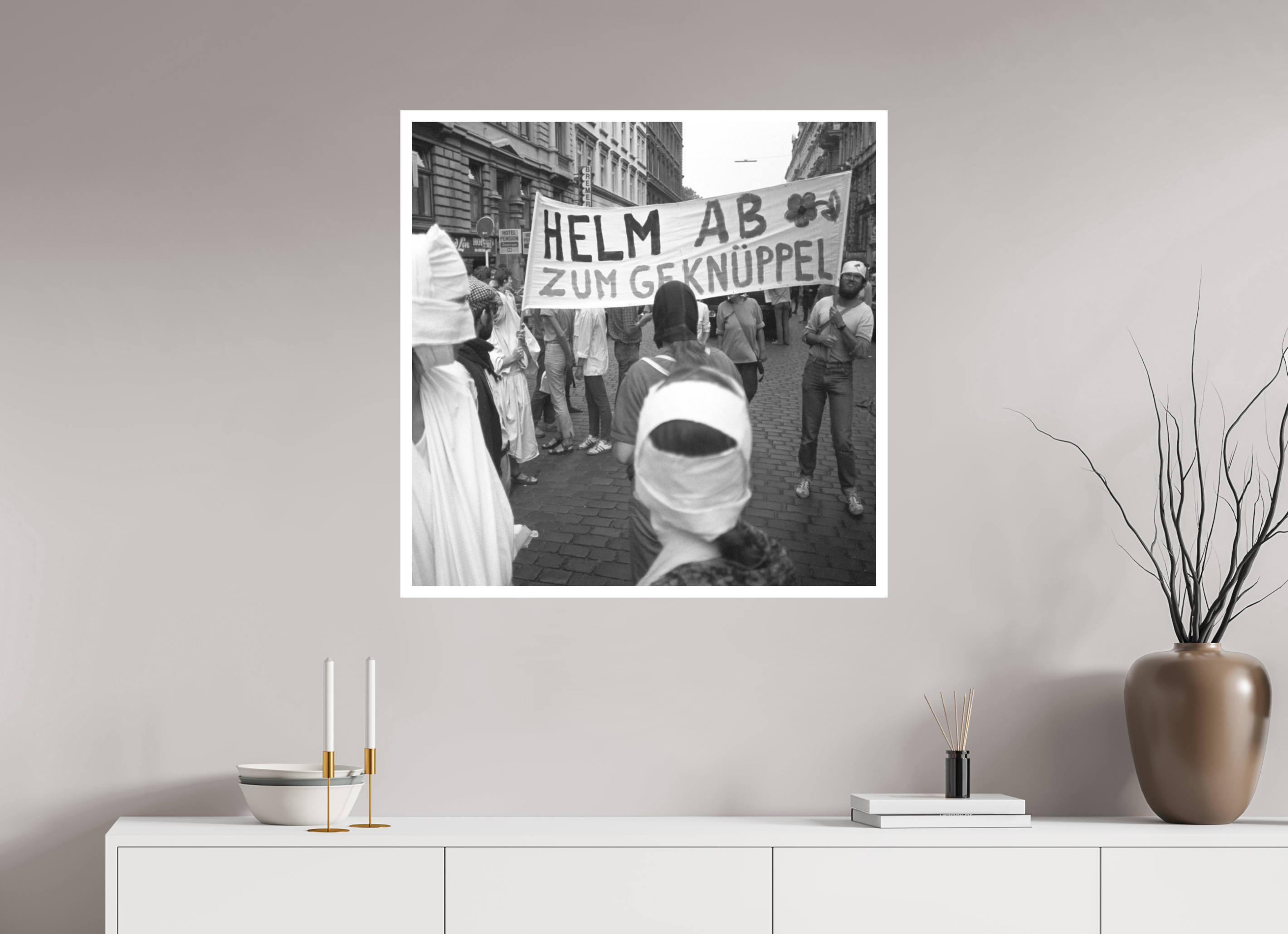 80 x 80 cm, 1. Foto mit Weißrand Johannes Hartmann: Helm ab zum Geknüppel (S/W-Foto)