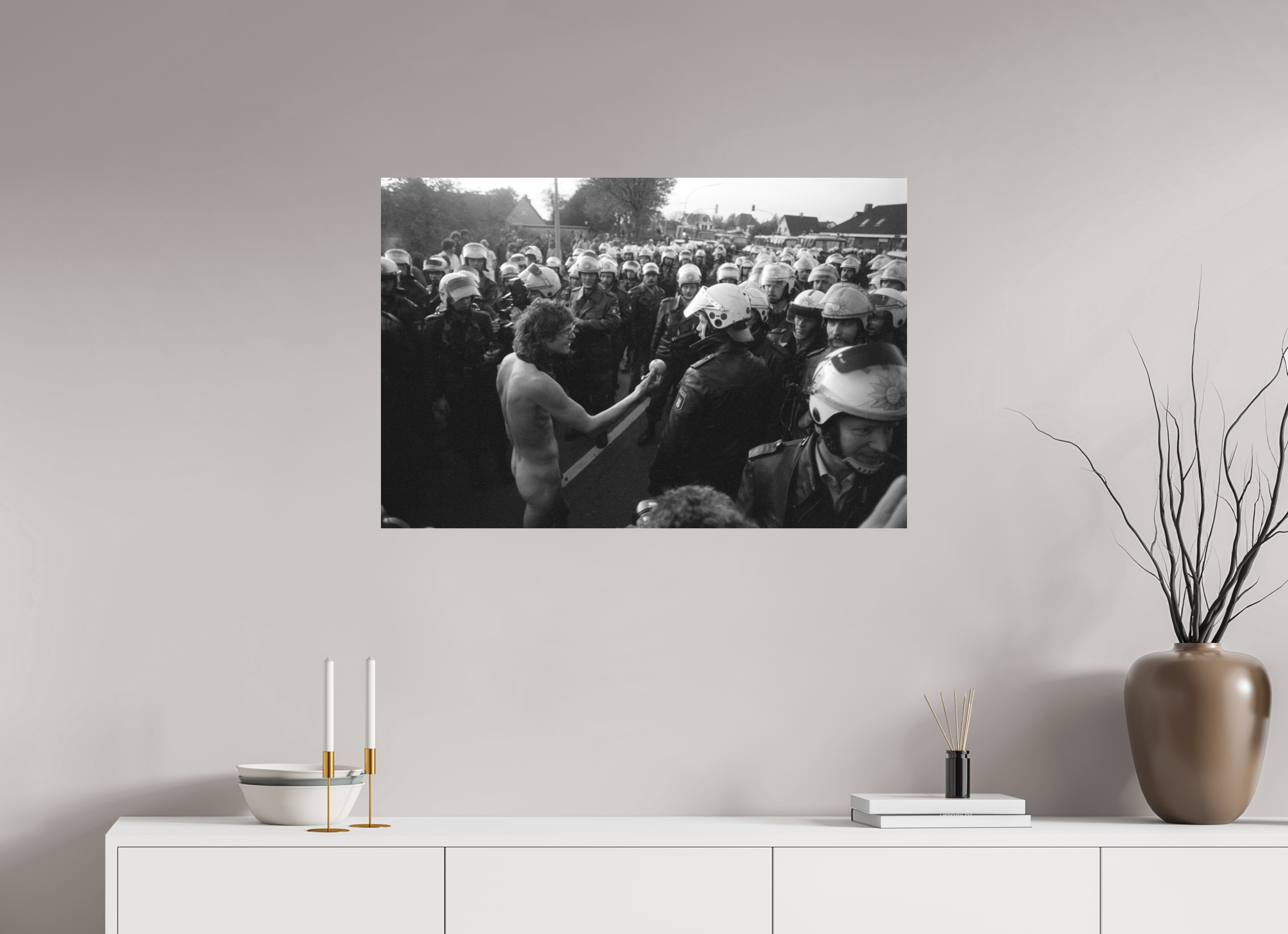 90 x 60 cm, 2. Foto auf Alu-Dibond Johannes Hartmann: Adams Apfel (S/W-Foto)