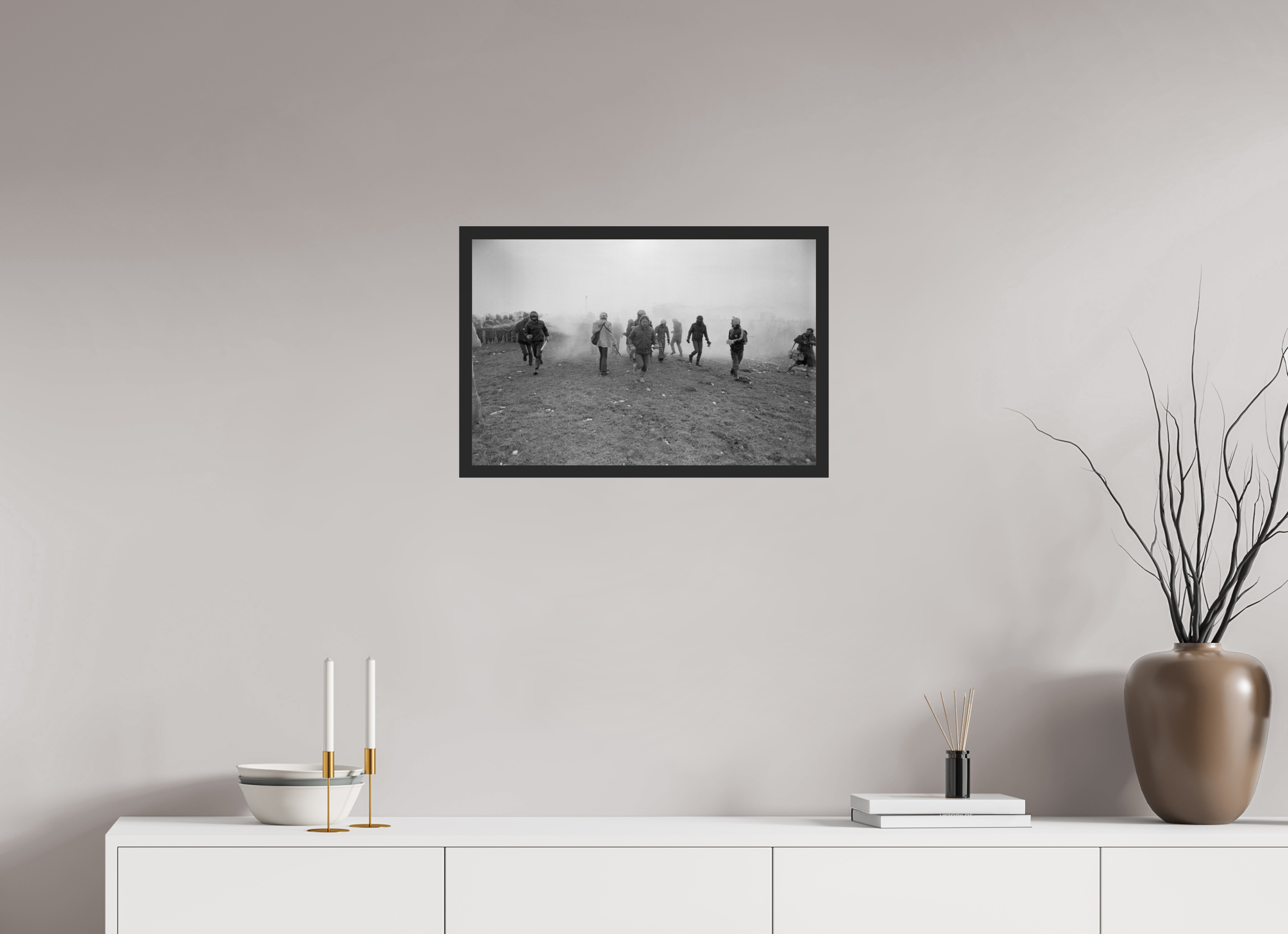 60 x 40 cm, 4a. Foto im Holz-Rahmen (20mm) Johannes Hartmann: Eskalation am Bauzaun 3 – Rückzug (S/W-Foto)