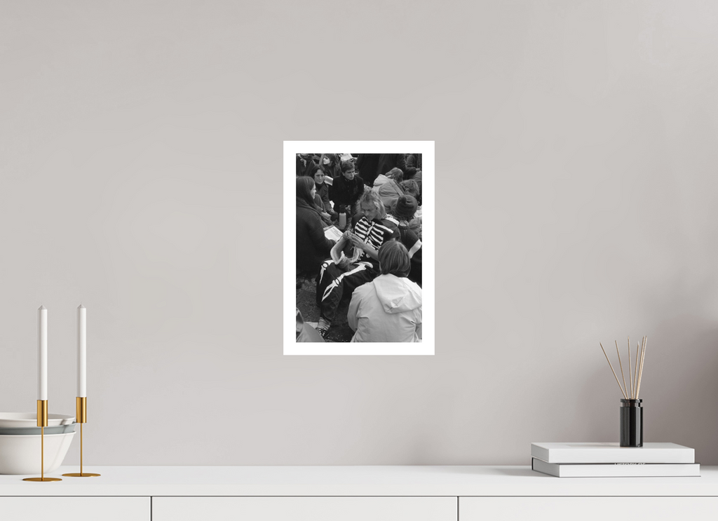 20 x 30 cm, 1. Foto mit Weißrand Johannes Hartmann: Der Tod und sein Strickzeug (S/W-Foto)