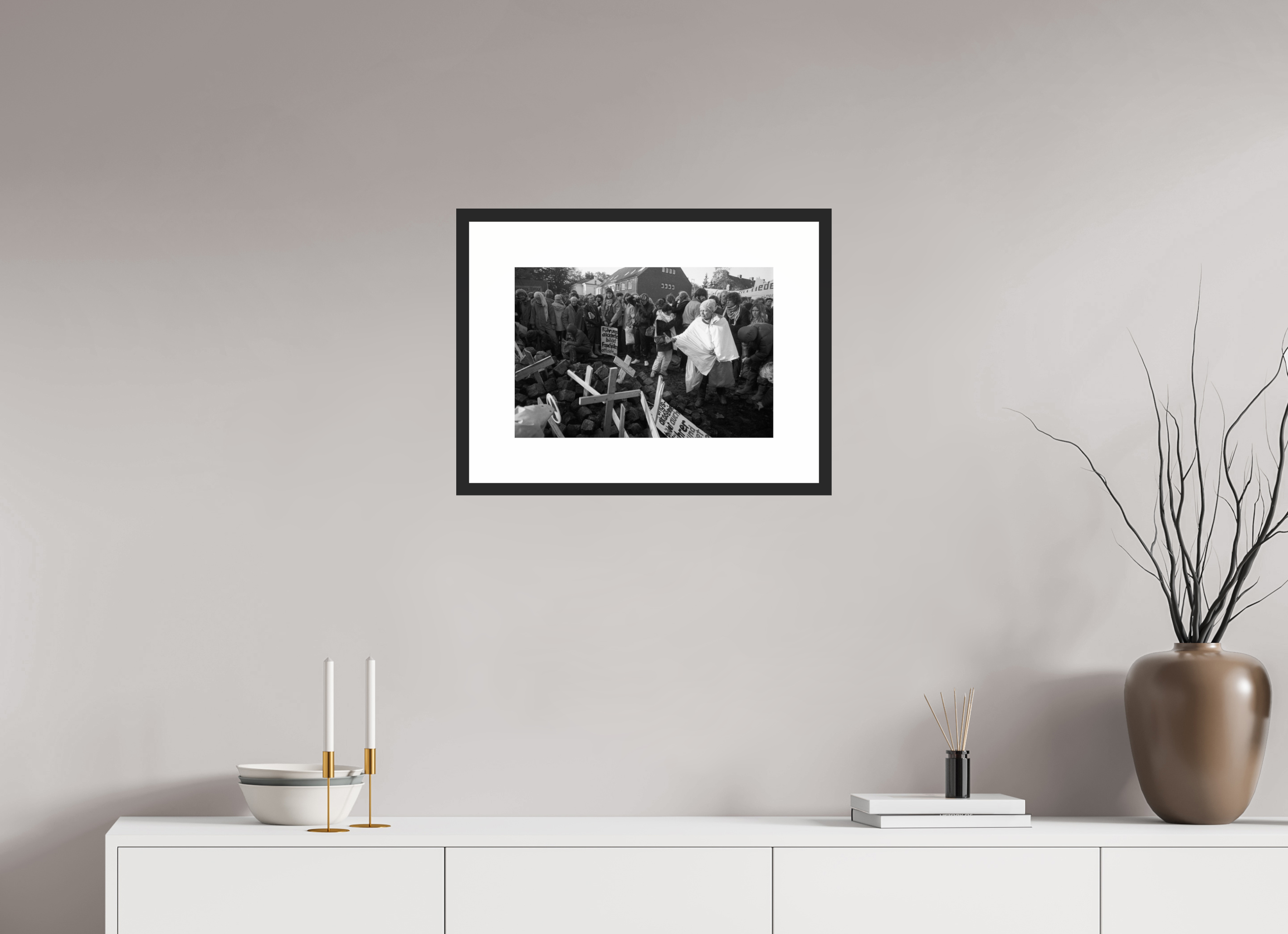 45 x 30 cm, 4b. Foto im Holz-Rahmen (20mm) mit Weißrand Johannes Hartmann: Plädoyers für Gewaltfreiheit (S/W-Foto)