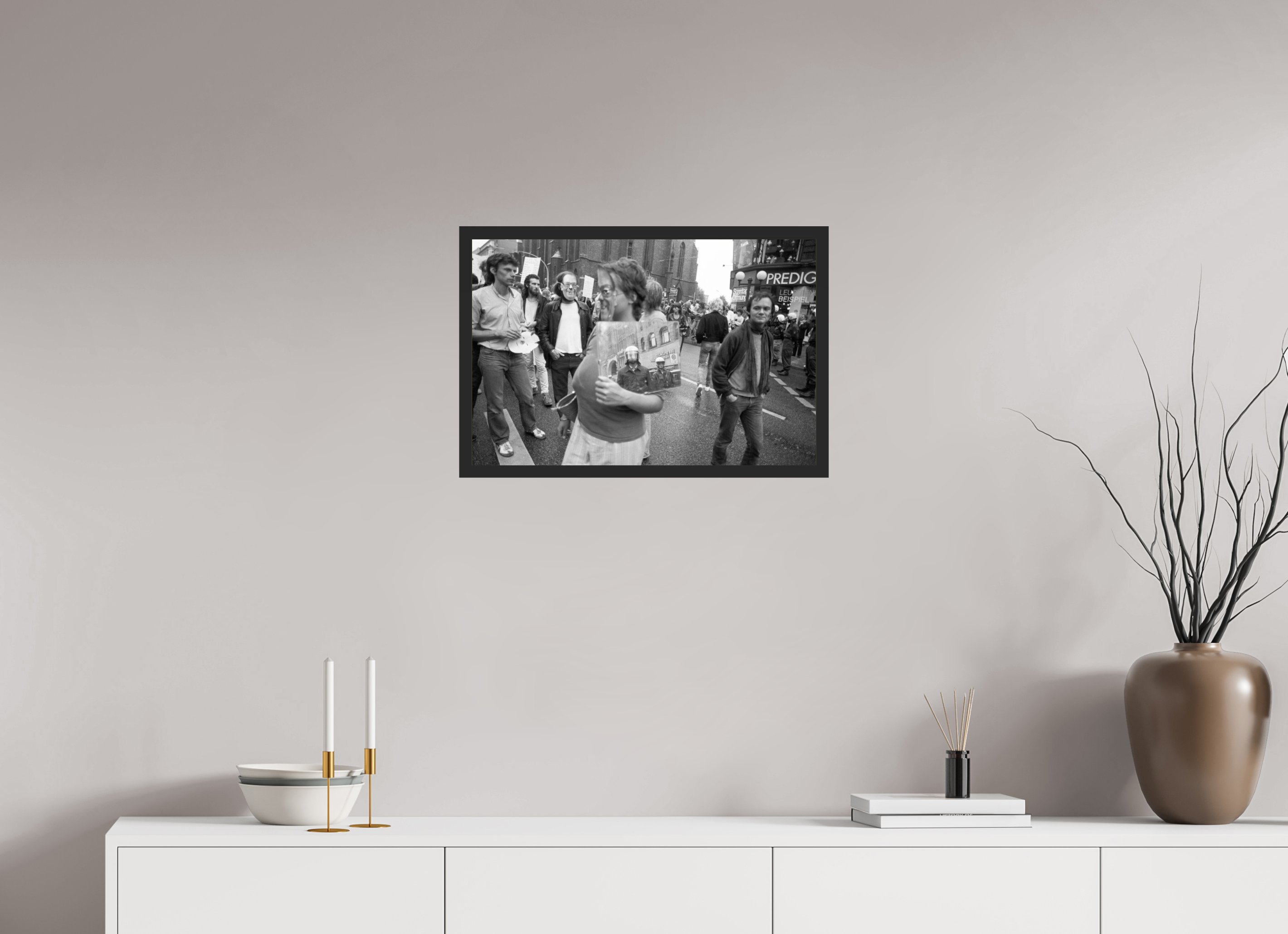 60 x 40 cm, 4a. Foto im Holz-Rahmen (20mm) Johannes Hartmann: Den Spiegel vorgehalten (S/W-Foto)