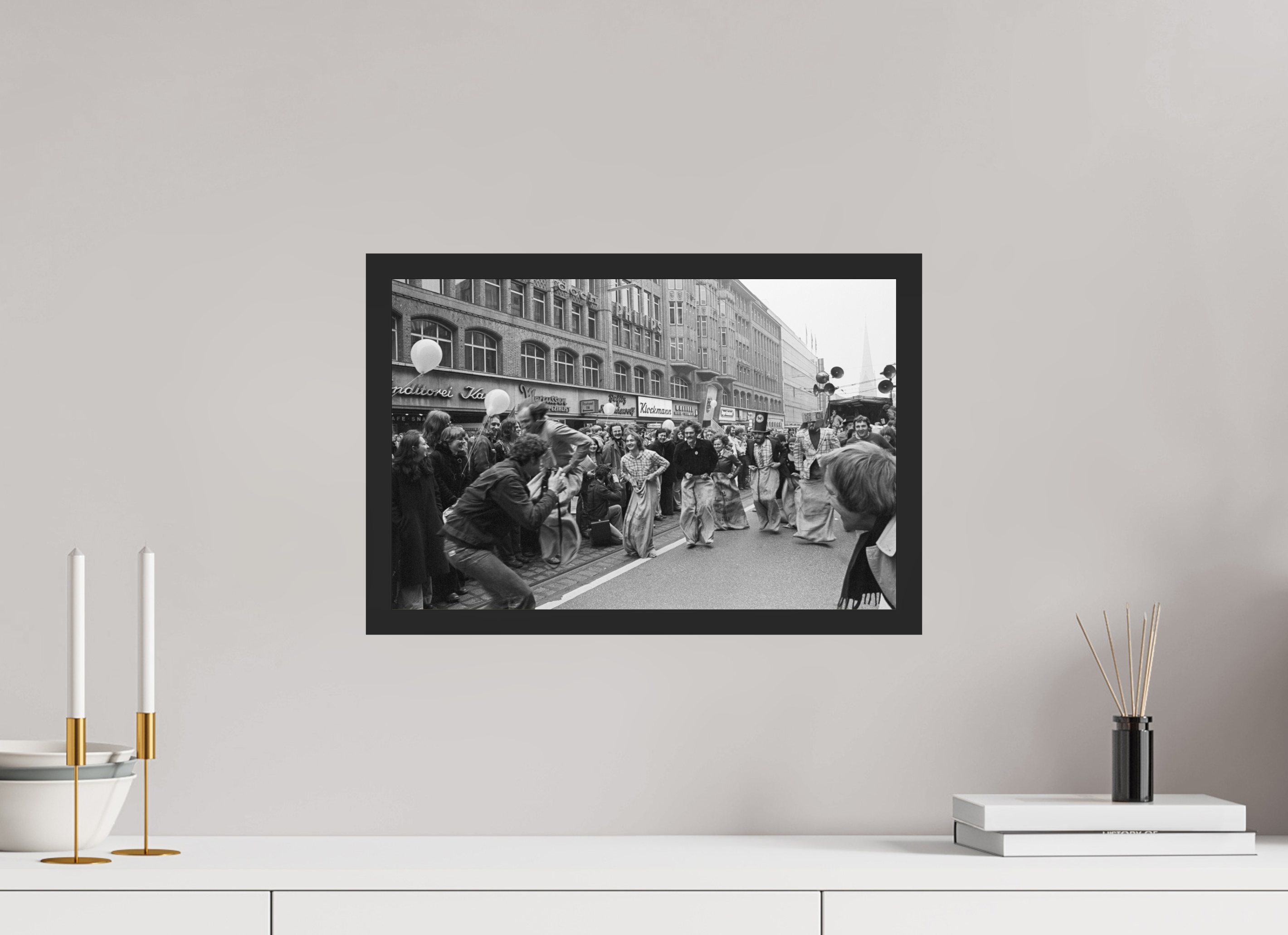 45 x 30 cm, 4a. Foto im Holz-Rahmen (20mm) Johannes Hartmann: Sackhüpfen der Hamburger Pfeffersäcke (S/W-Foto)