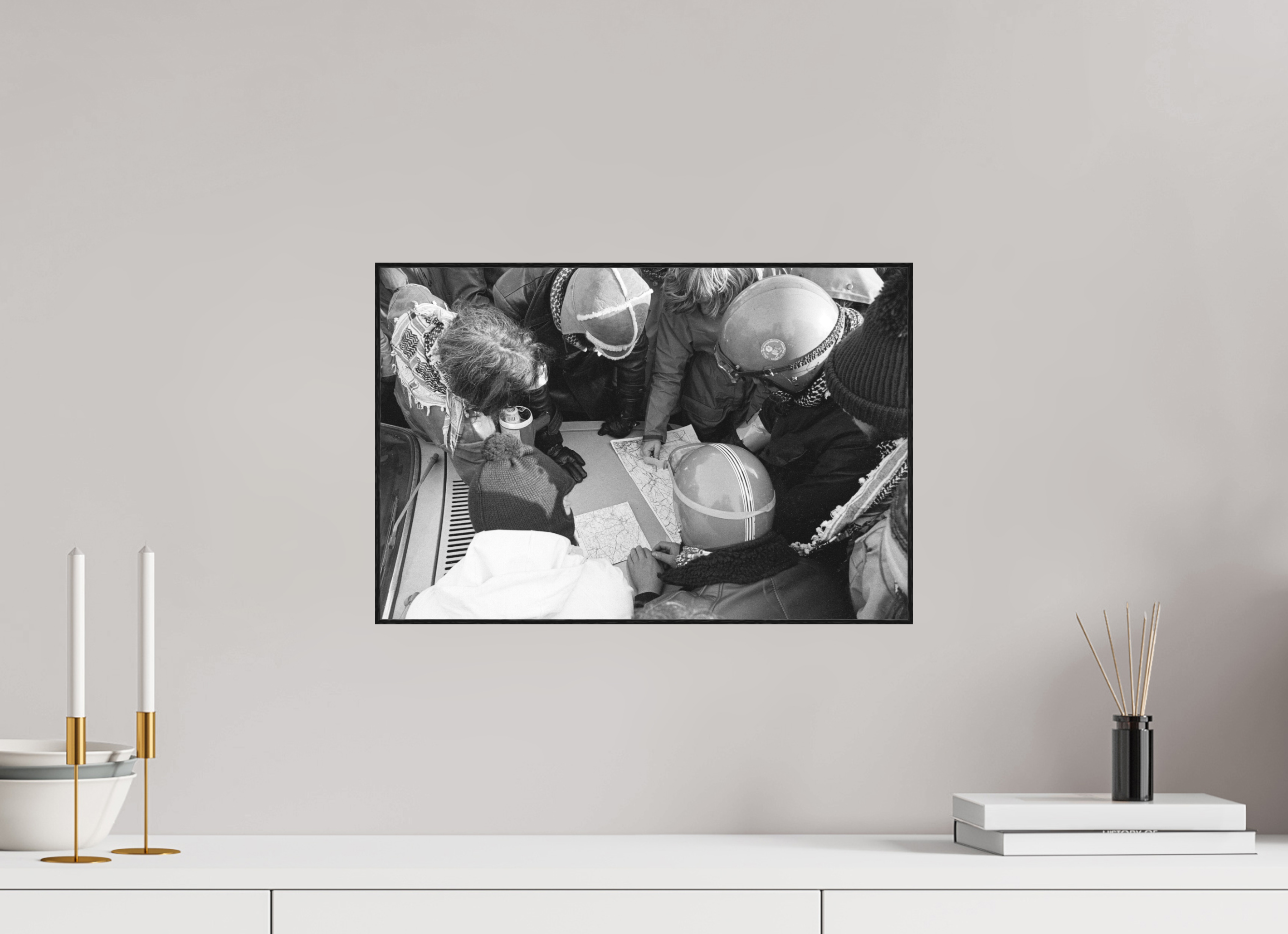 45 x 30 cm, 3a. Foto in ArtBox (4mm) Johannes Hartmann: Wie umgehen wir die Polizeisperren? (S/W-Foto)