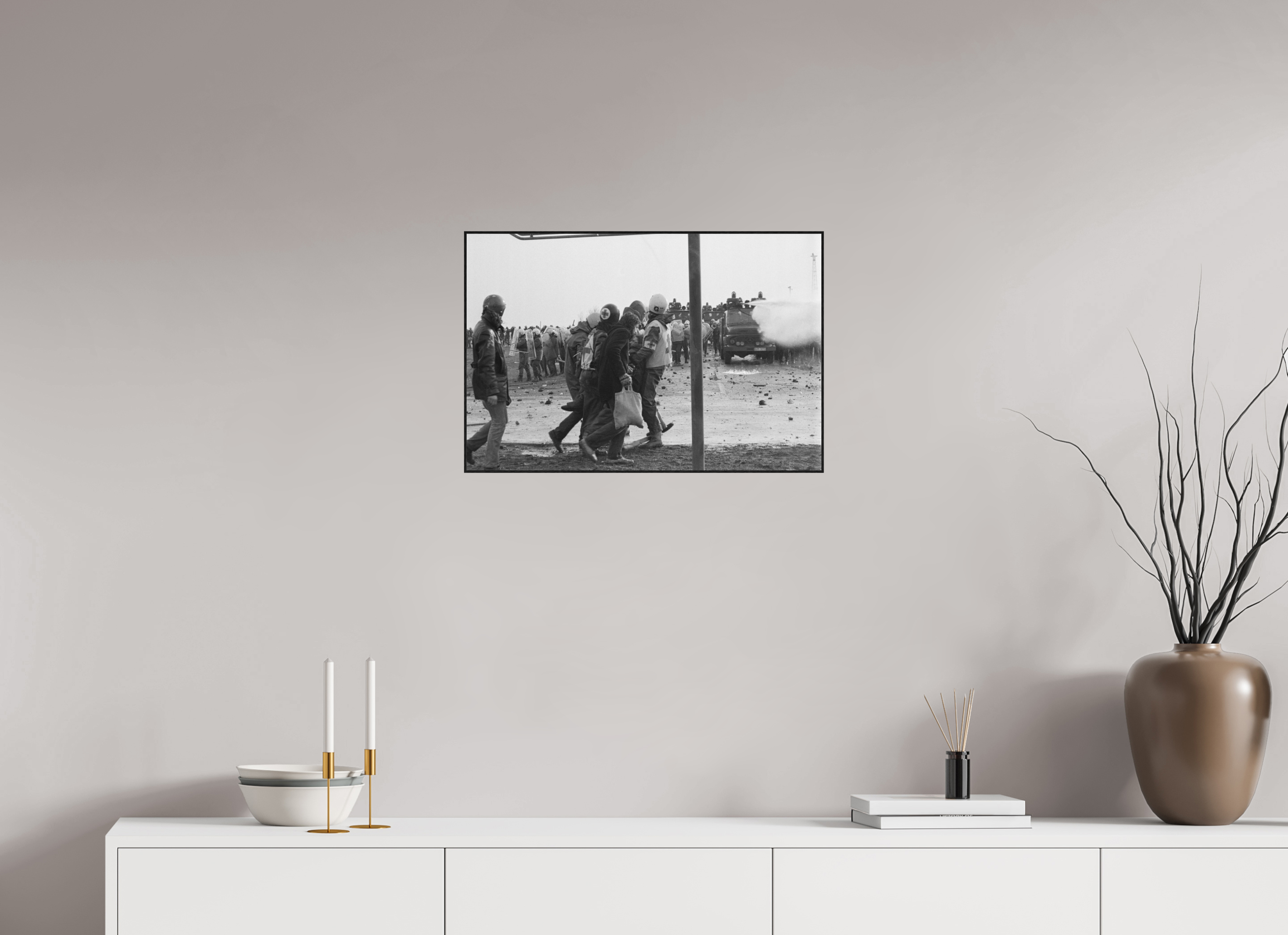 60 x 40 cm, 3a. Foto in ArtBox (4mm) Johannes Hartmann: Verletztentransport (S/W-Foto)