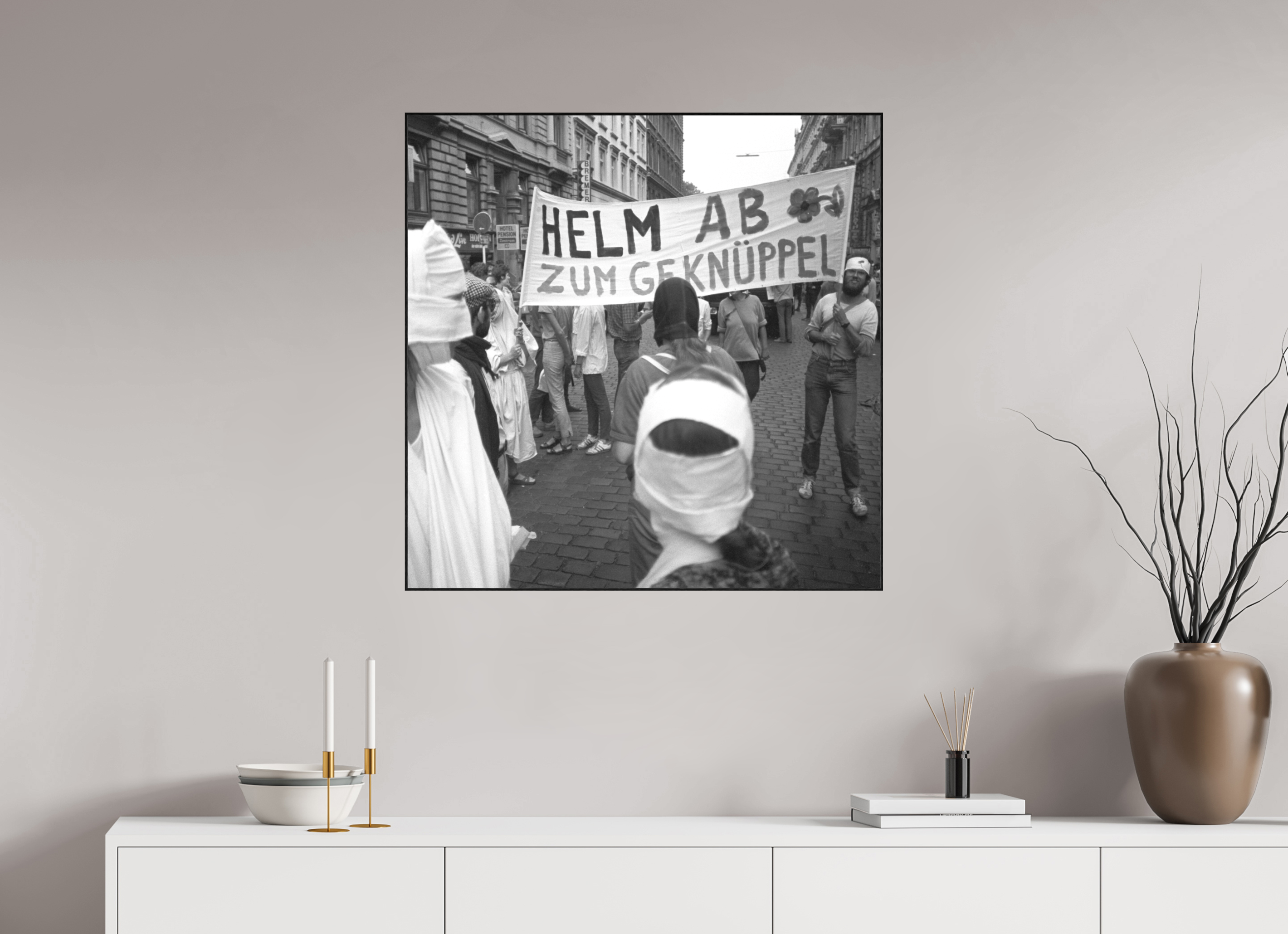 80 x 80 cm, 3a. Foto in ArtBox (4mm) Johannes Hartmann: Helm ab zum Geknüppel (S/W-Foto)