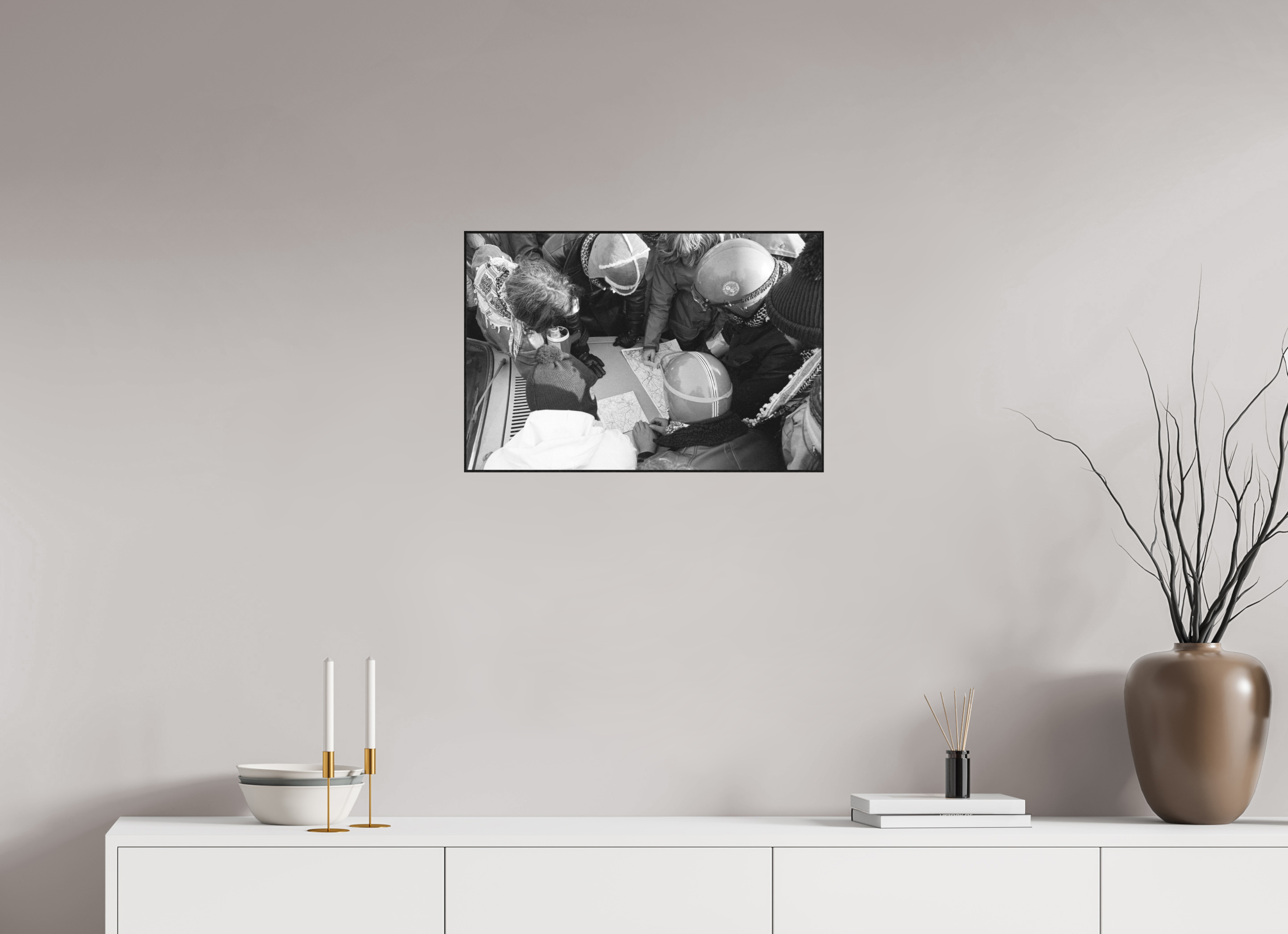 60 x 40 cm, 3a. Foto in ArtBox (4mm) Johannes Hartmann: Wie umgehen wir die Polizeisperren? (S/W-Foto)