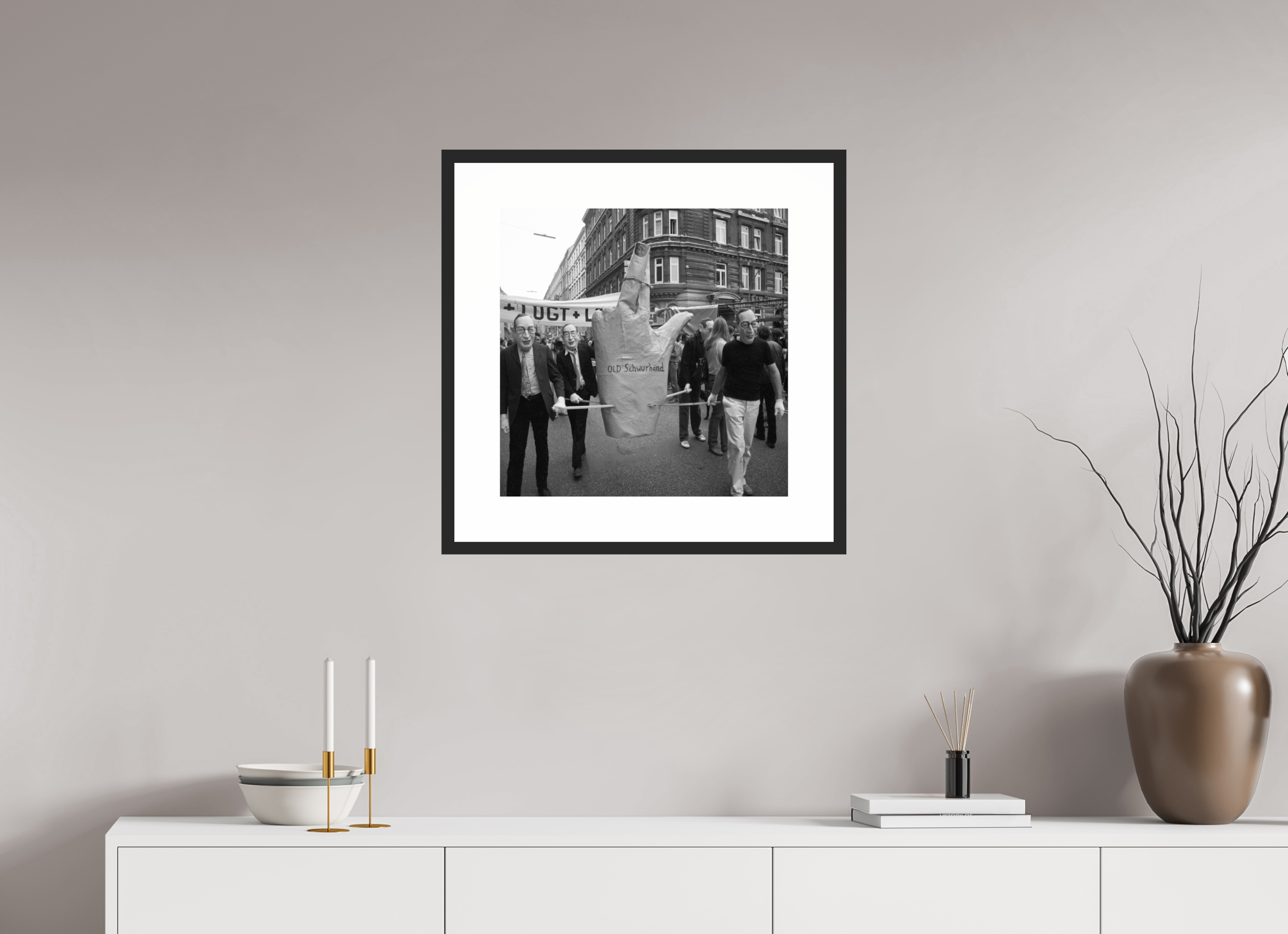 50 x 50 cm, 4b. Foto im Holz-Rahmen (20mm) mit Weißrand Johannes Hartmann: Old Schwurhand (S/W-Foto)