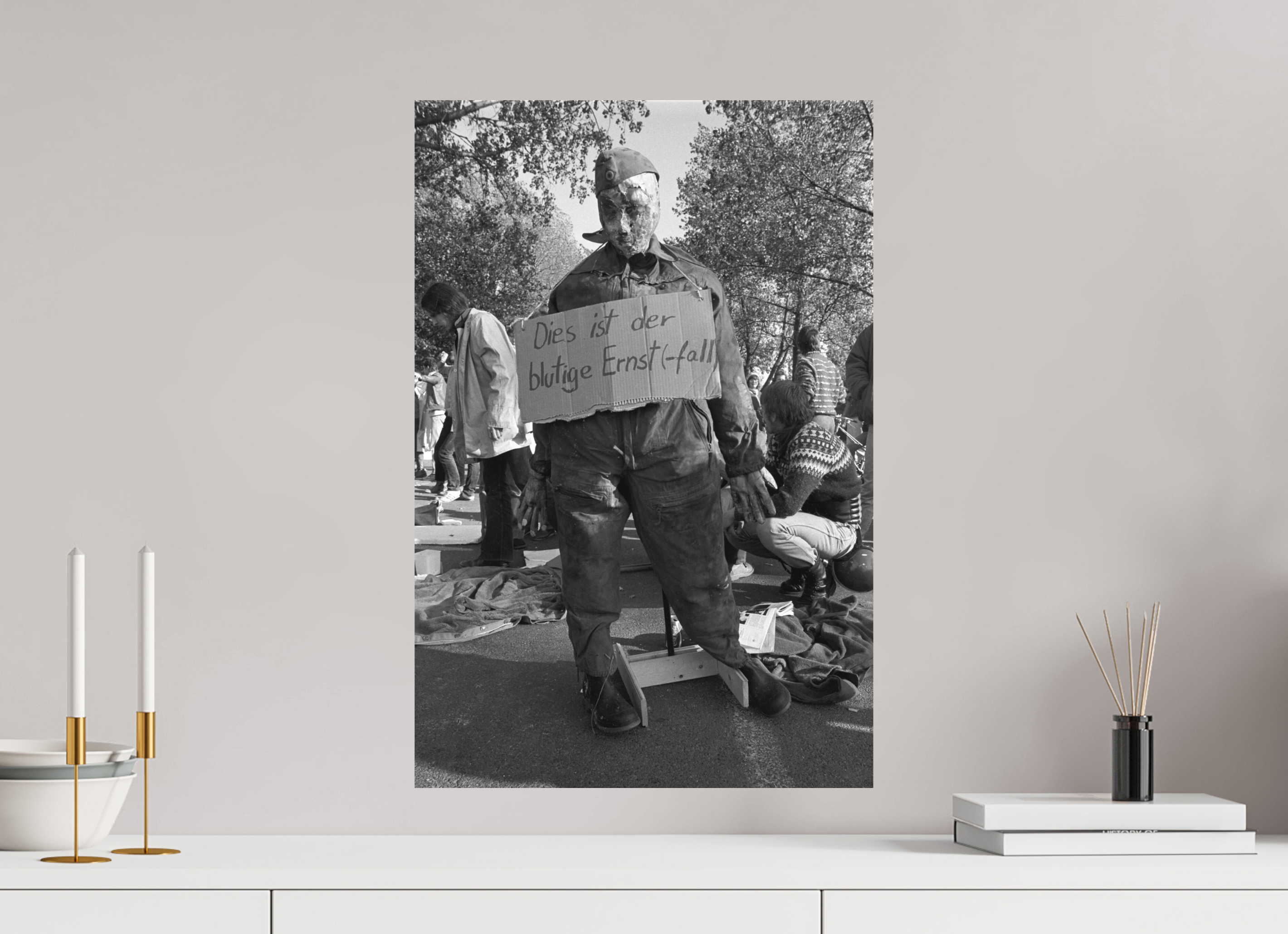 40 x 60 cm, 2. Foto auf Alu-Dibond Johannes Hartmann: Der blutige Ernst(-fall) (S/W-Foto)