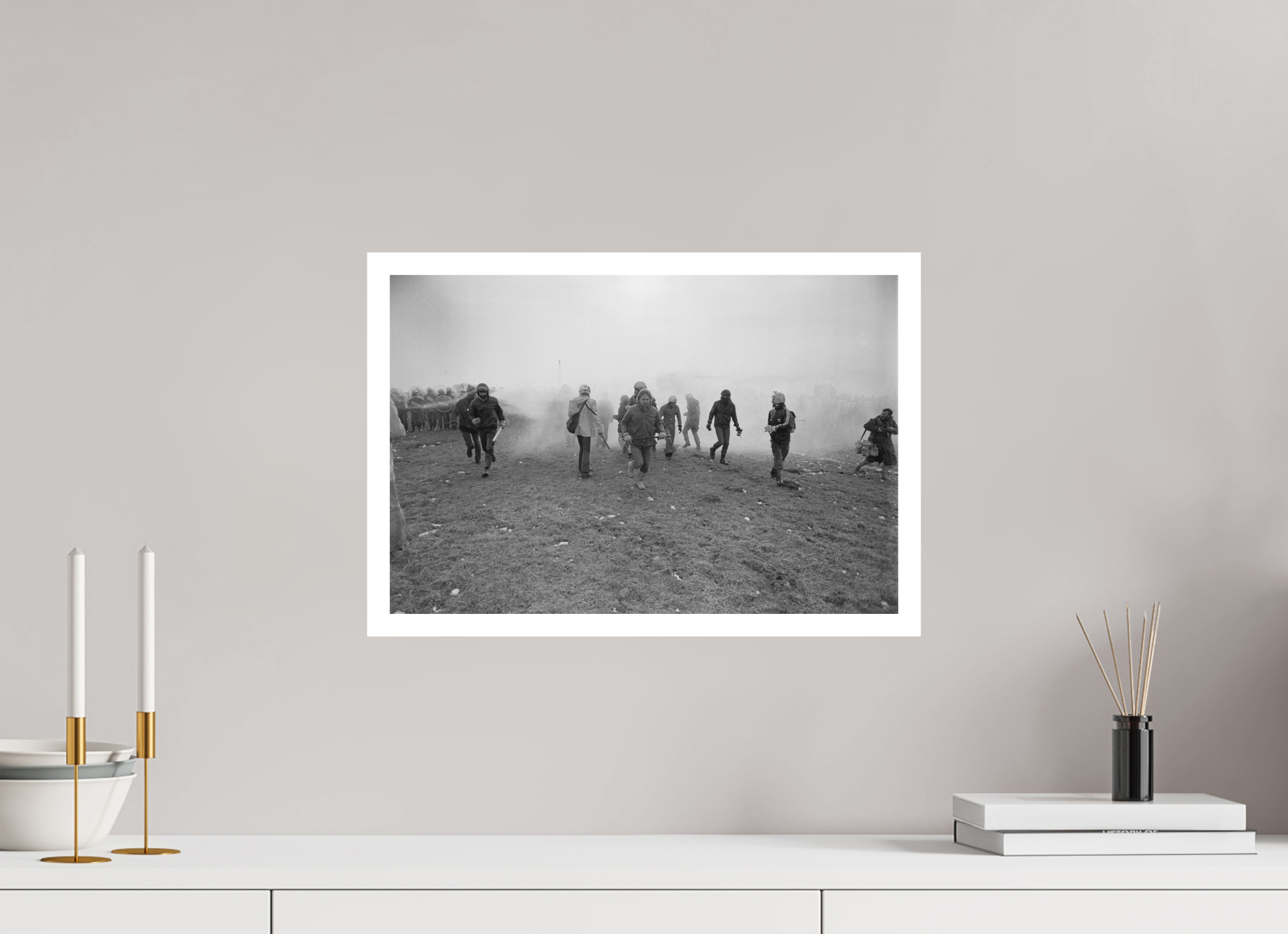 45 x 30 cm, 1. Foto mit Weißrand Johannes Hartmann: Eskalation am Bauzaun 3 – Rückzug (S/W-Foto)