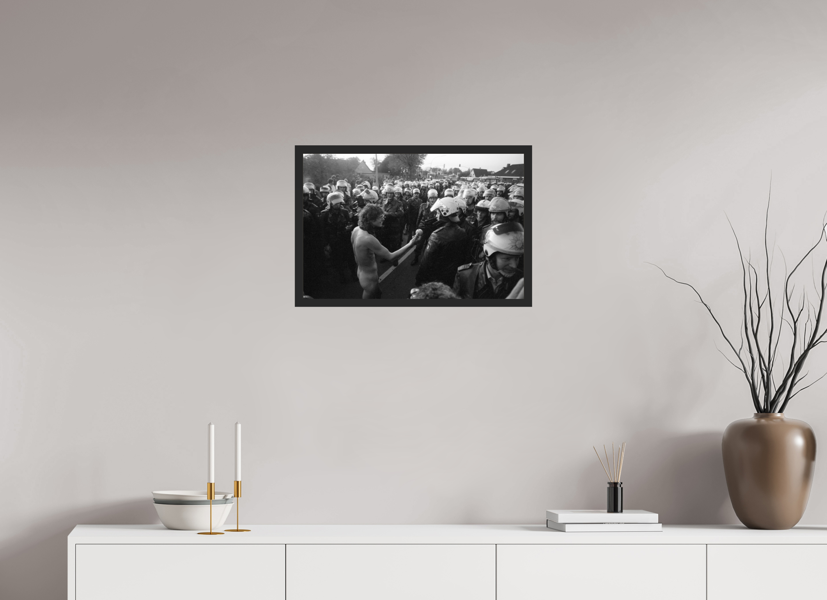 60 x 40 cm, 4a. Foto im Holz-Rahmen (20mm) Johannes Hartmann: Adams Apfel (S/W-Foto)