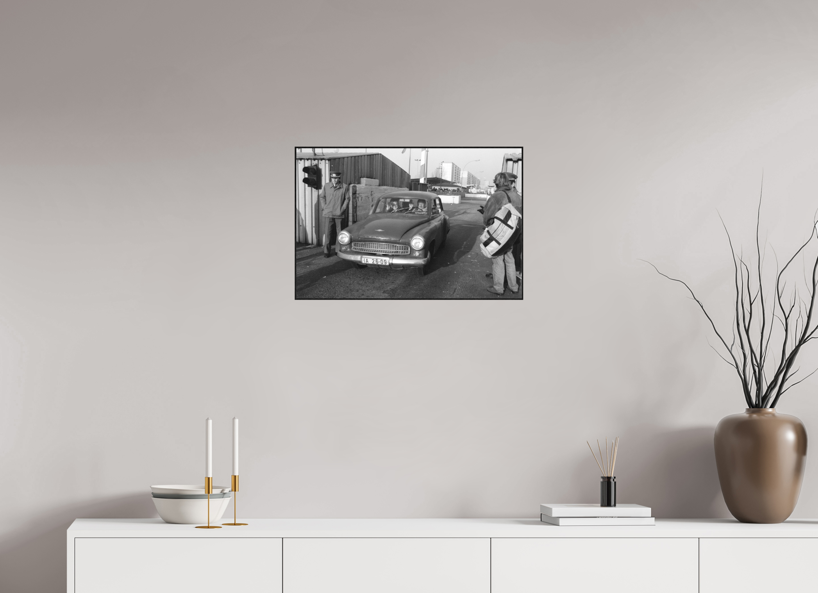 60 x 40 cm, 3a. Foto in ArtBox (4mm) Johannes Hartmann: Mit Hallo in den Westen (S/W-Foto)