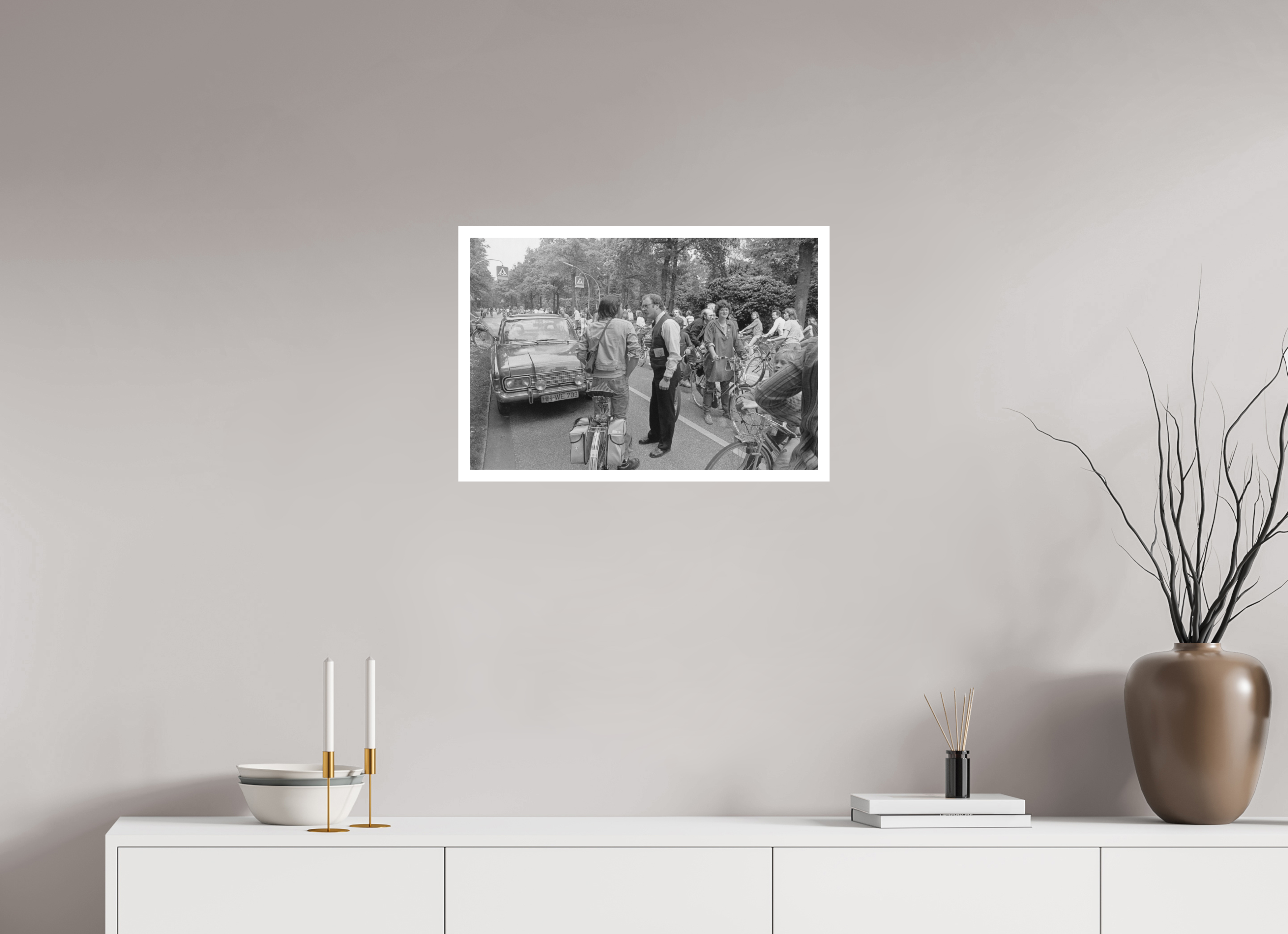 60 x 40 cm, 1. Foto mit Weißrand Johannes Hartmann: Ihr könnt doch hier nicht einfach den ganzen Verkehr aufhalten… (S/W-Foto)