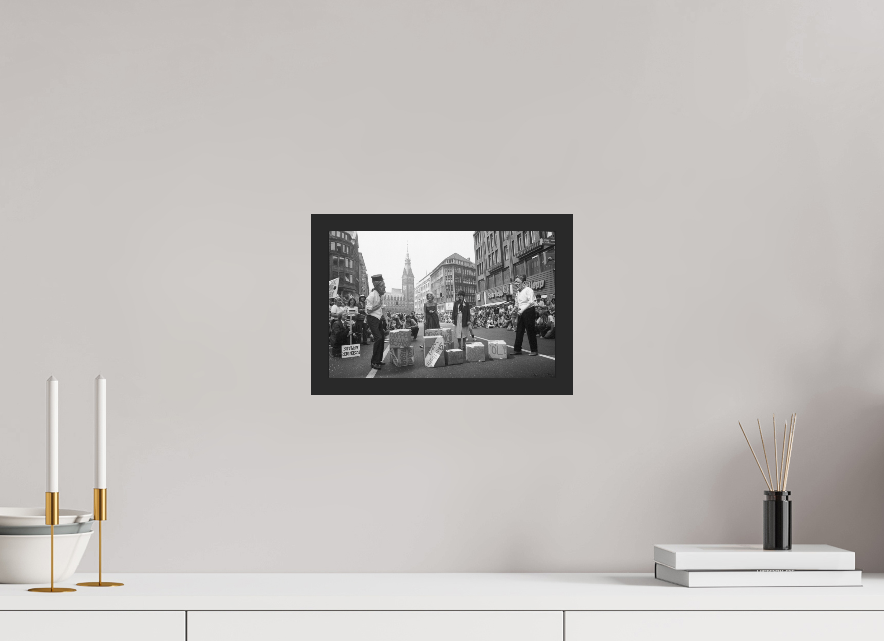 30 x 20 cm, 4a. Foto im Holz-Rahmen (20mm) Johannes Hartmann: NATO-Doppelbeschiss (S/W-Foto)