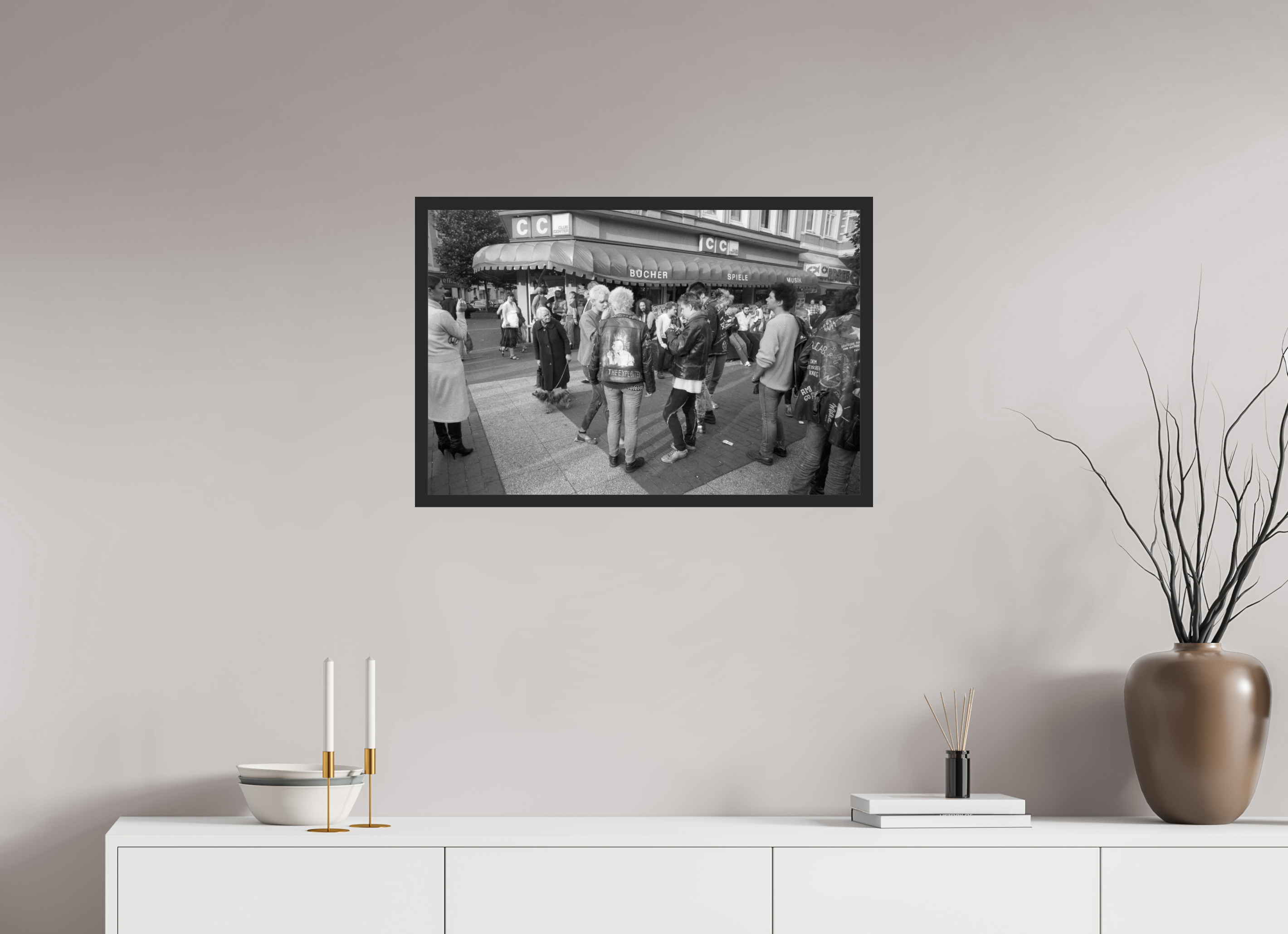 75 x 50 cm, 4a. Foto im Holz-Rahmen (20mm) Johannes Hartmann: Jetzt auch noch die Punks... (S/W-Foto)