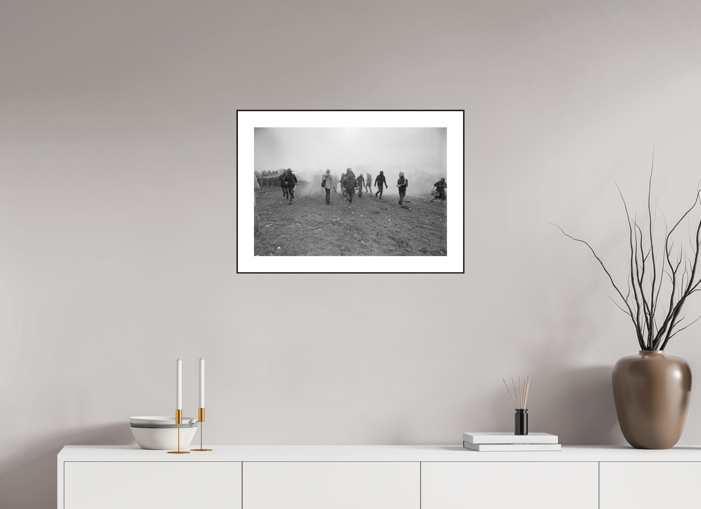 60 x 40 cm, 3b. Foto in ArtBox (4mm) mit Weißrand Johannes Hartmann: Eskalation am Bauzaun 3 – Rückzug (S/W-Foto)