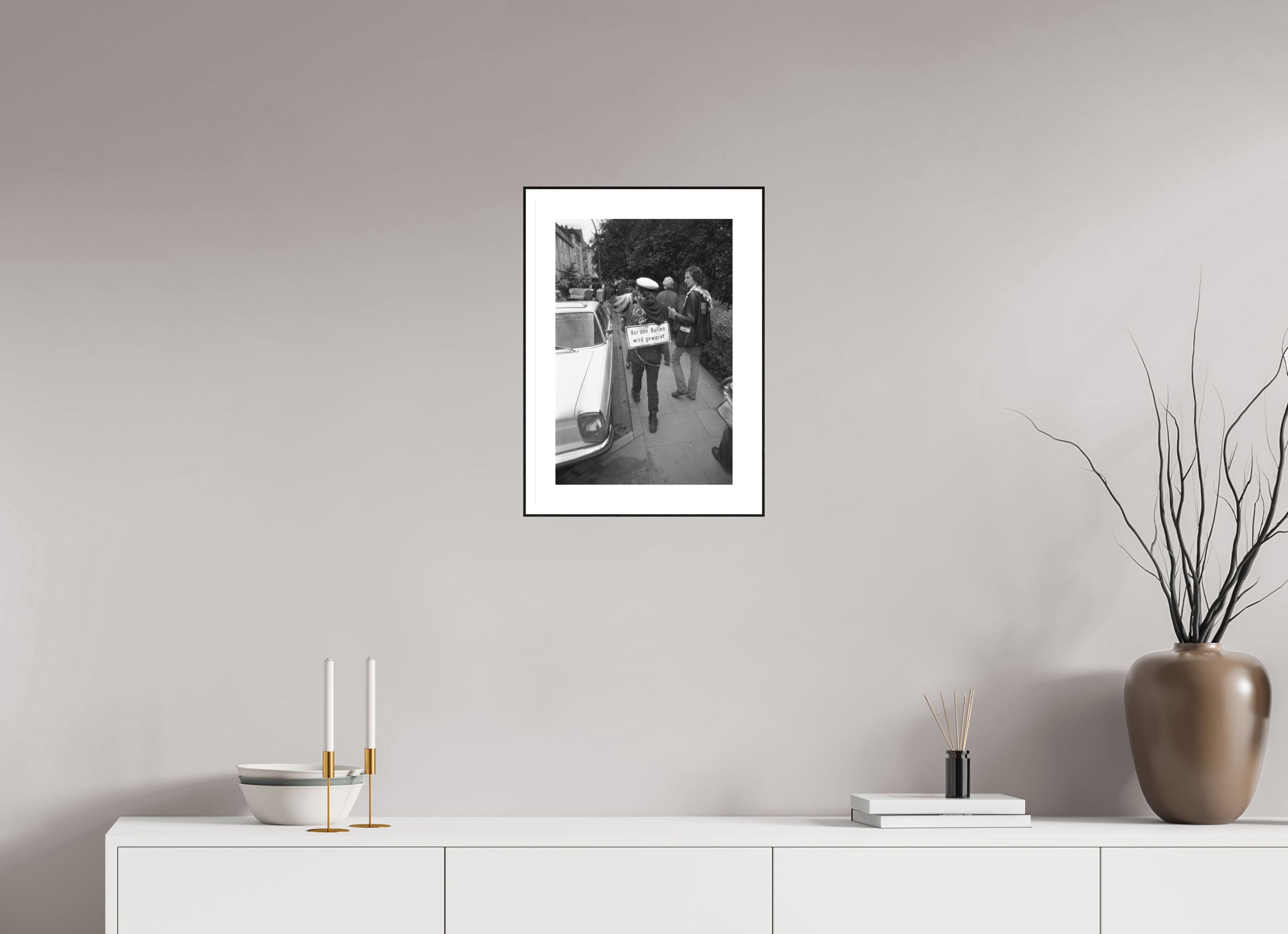 30 x 45 cm, 3b. Foto in ArtBox (4mm) mit Weißrand Johannes Hartmann: Vor den Bullen wird gewarnt (S/W-Foto)