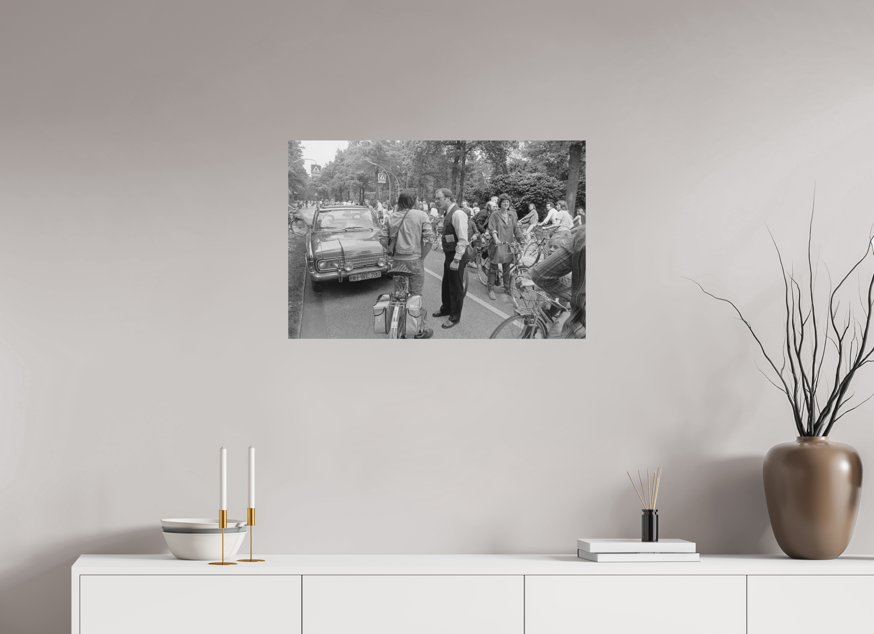 75 x 50 cm, 2. Foto auf Alu-Dibond Johannes Hartmann: Ihr könnt doch hier nicht einfach den ganzen Verkehr aufhalten… (S/W-Foto)