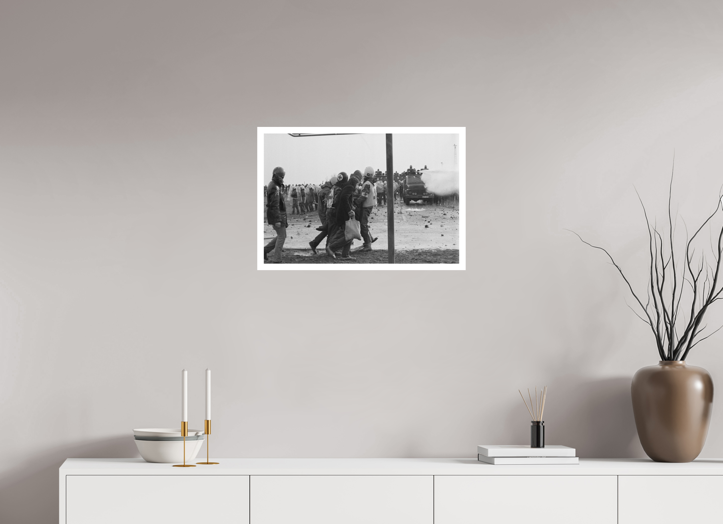 60 x 40 cm, 1. Foto mit Weißrand Johannes Hartmann: Verletztentransport (S/W-Foto)