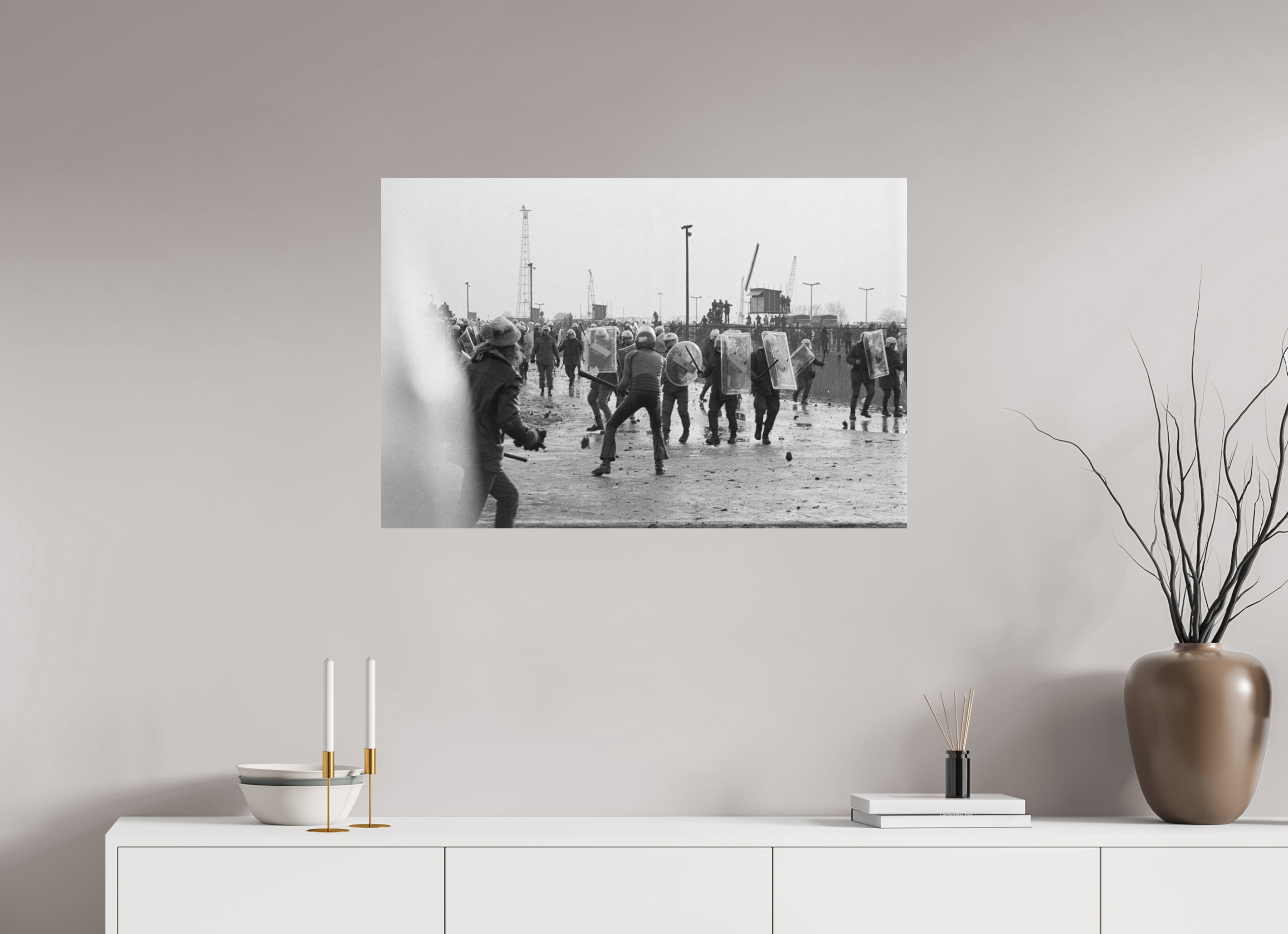 90 x 60 cm, 2. Foto auf Alu-Dibond Johannes Hartmann: Eskalation am Bauzaun 2 (S/W-Foto)