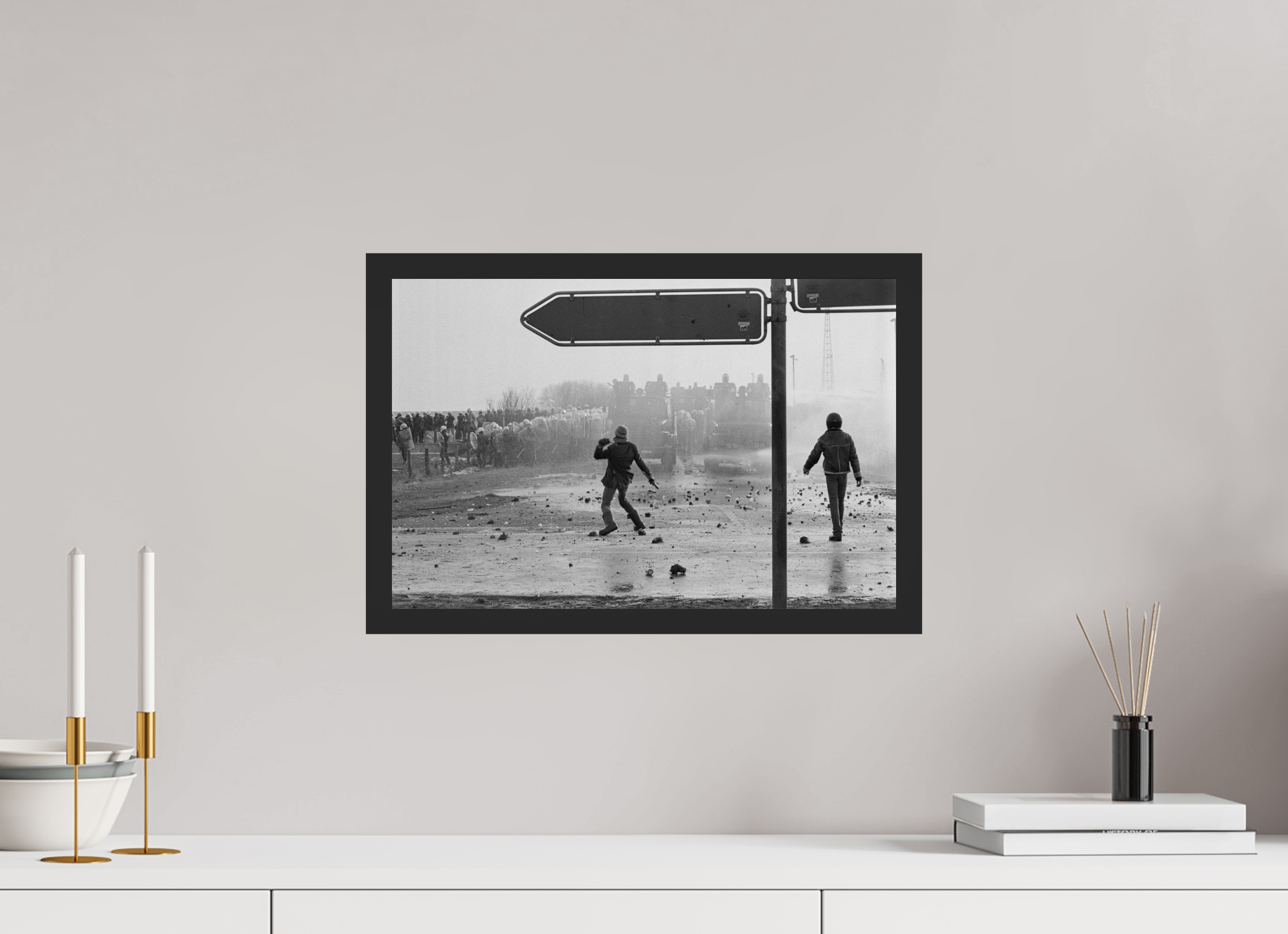 45 x 30 cm, 4a. Foto im Holz-Rahmen (20mm) Johannes Hartmann: Eskalation am Bauzaun 1 (S/W-Foto)