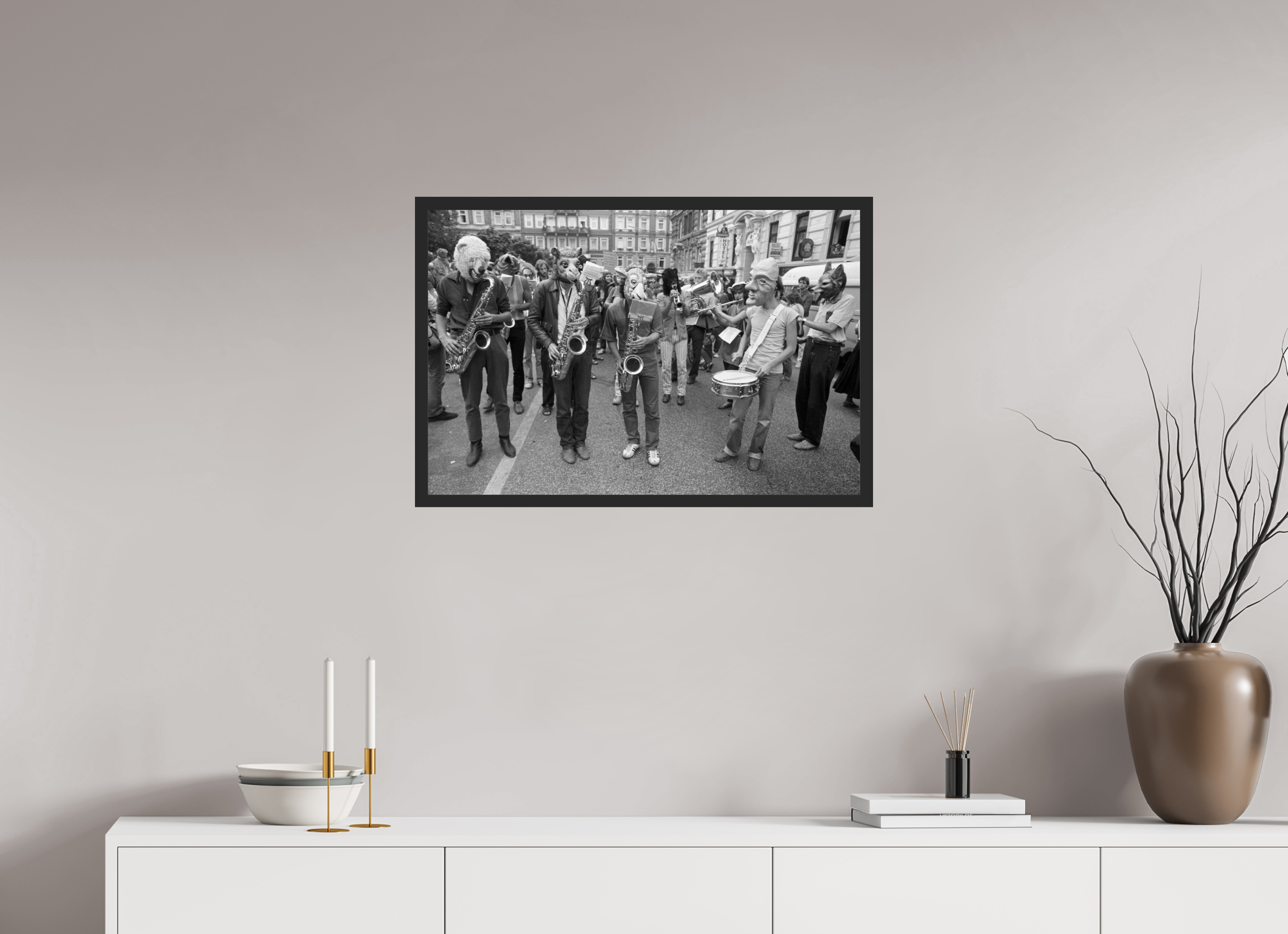 75 x 50 cm, 4a. Foto im Holz-Rahmen (20mm) Johannes Hartmann: Tuten & Blasen (S/W-Foto)