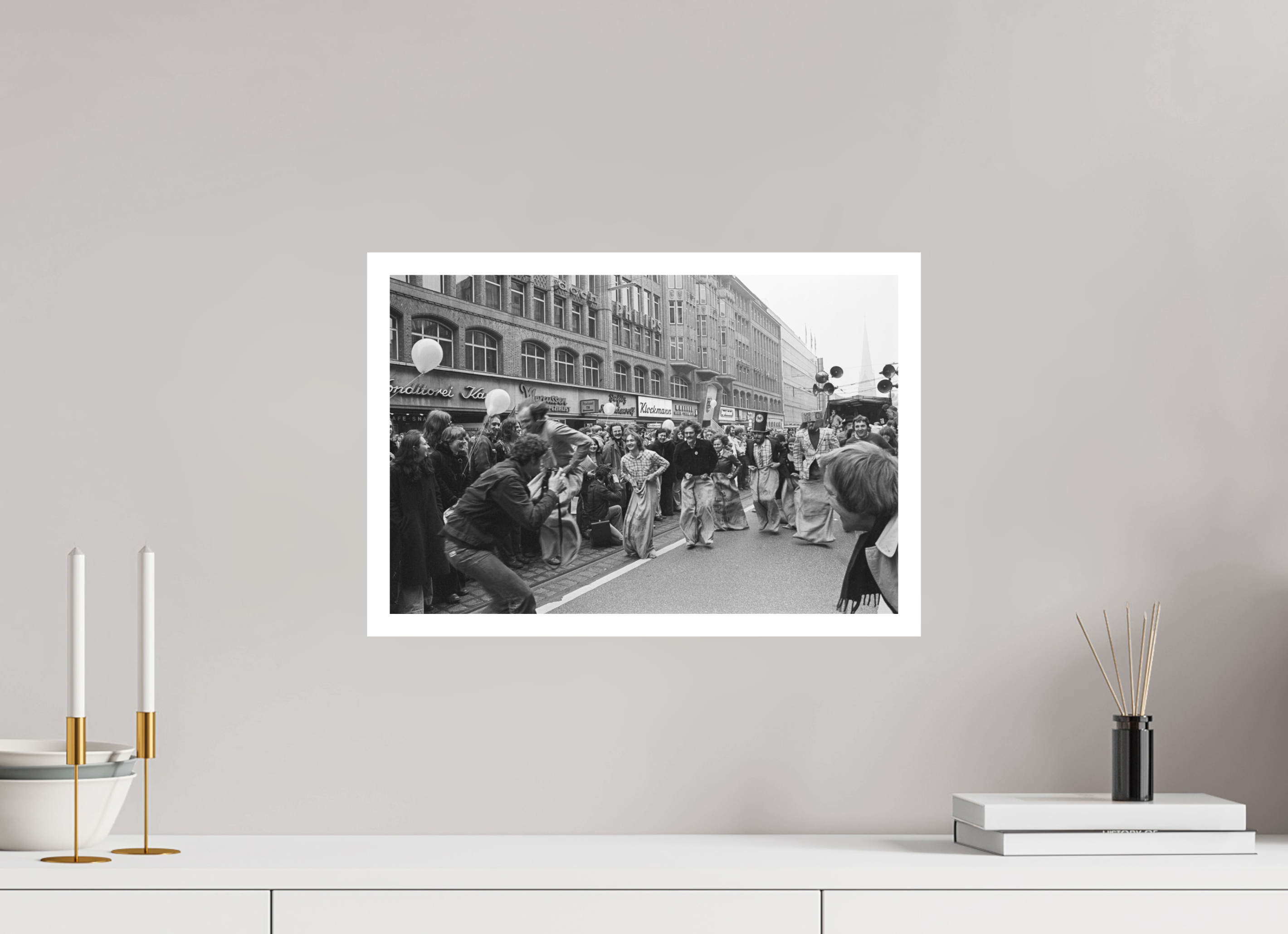 45 x 30 cm, 1. Foto mit Weißrand Johannes Hartmann: Sackhüpfen der Hamburger Pfeffersäcke (S/W-Foto)