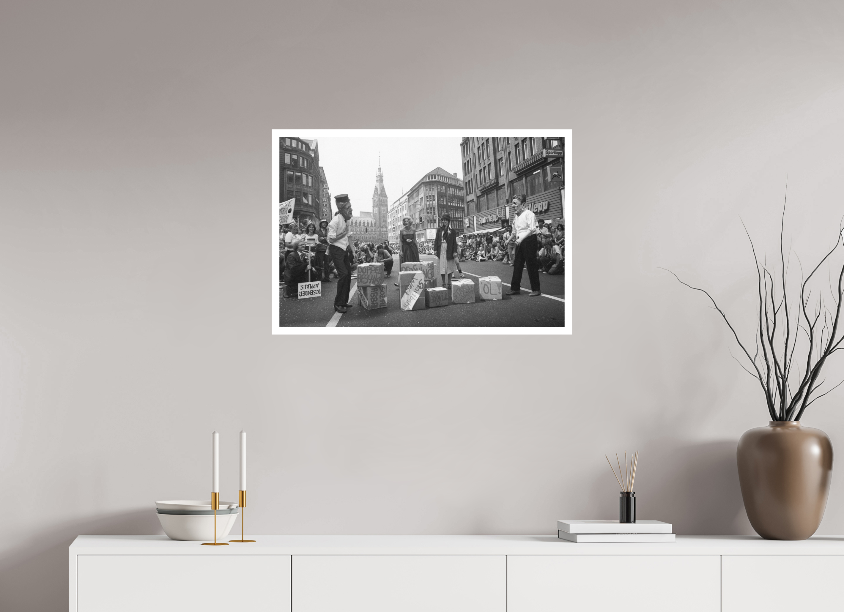 75 x 50 cm, 1. Foto mit Weißrand Johannes Hartmann: NATO-Doppelbeschiss (S/W-Foto)