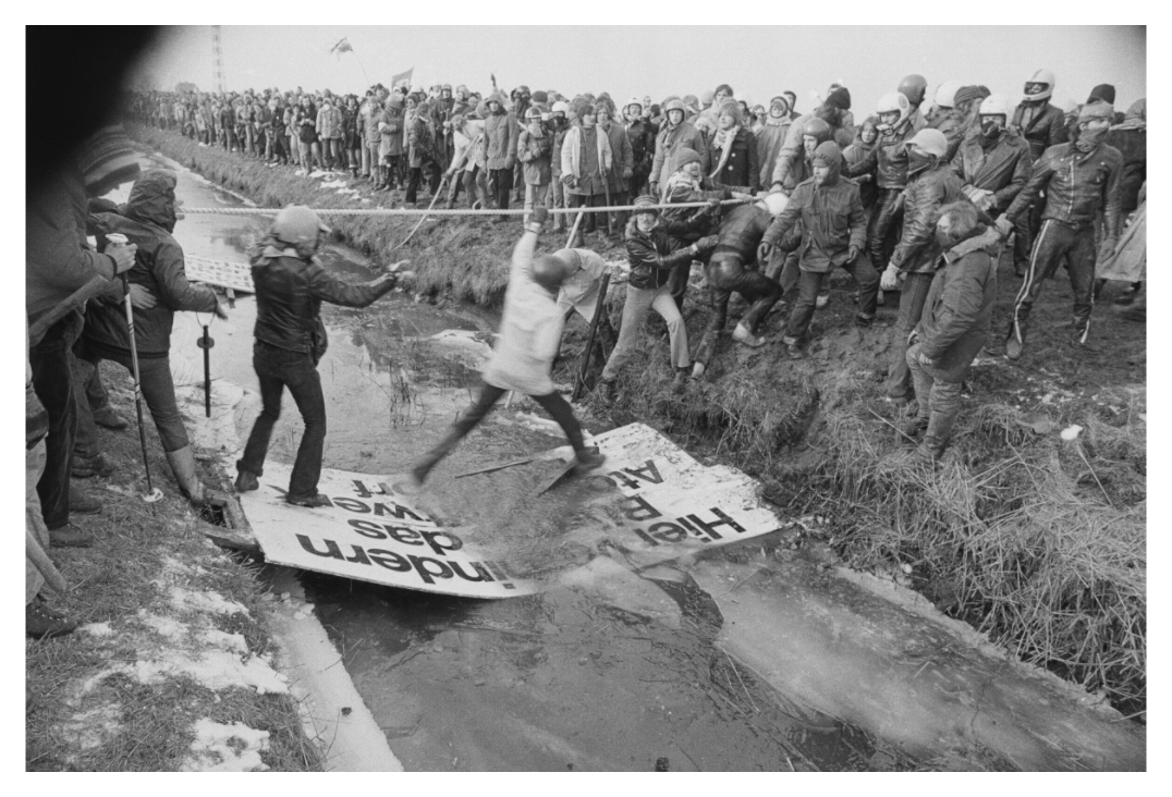 Main image Johannes Hartmann: Über Felder und vereiste Gräben (S/W-Foto)