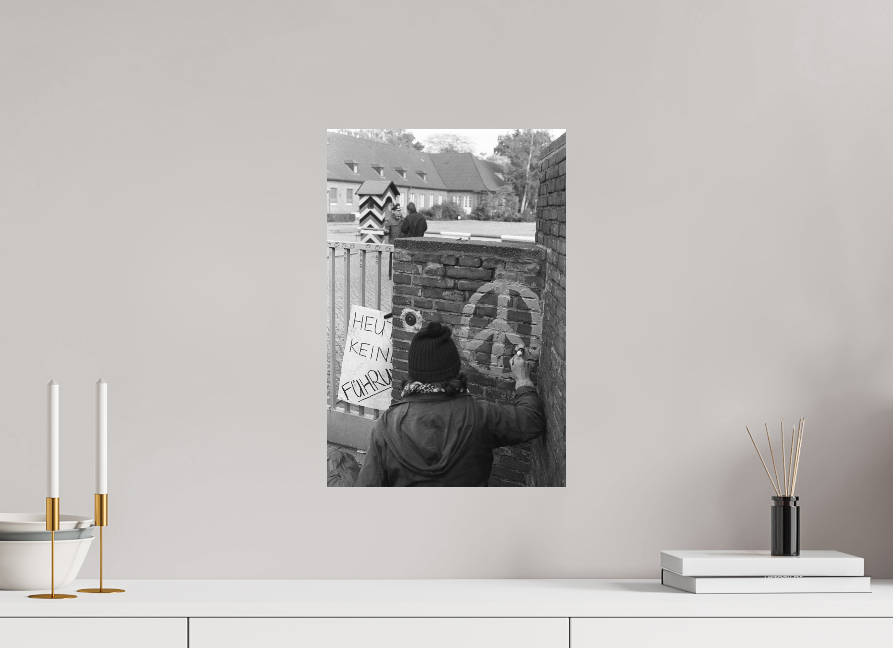 30 x 45 cm, 2. Foto auf Alu-Dibond Johannes Hartmann: Heute keine Führung (S/W-Foto)