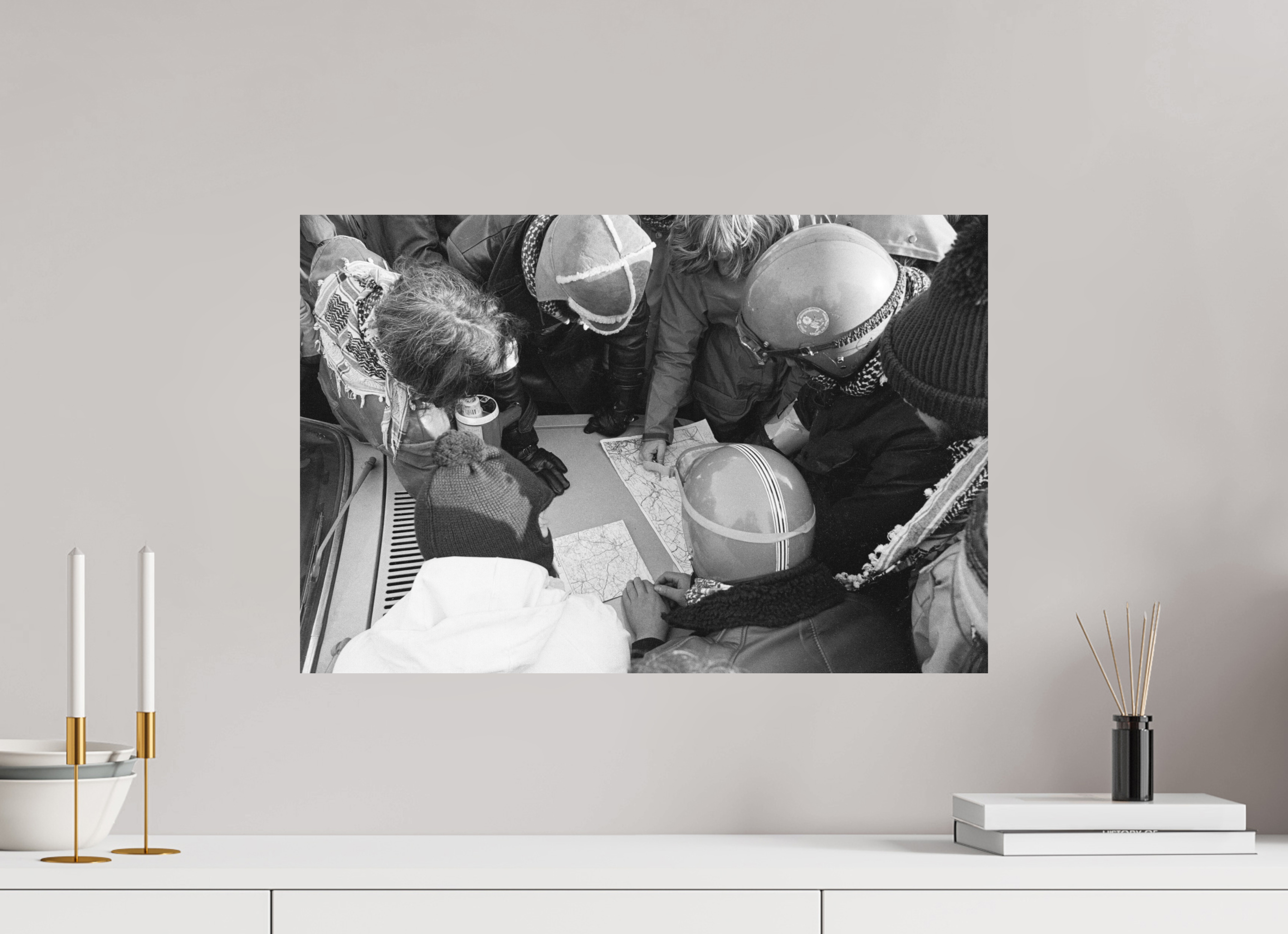 60 x 40 cm, 2. Foto auf Alu-Dibond Johannes Hartmann: Wie umgehen wir die Polizeisperren? (S/W-Foto)