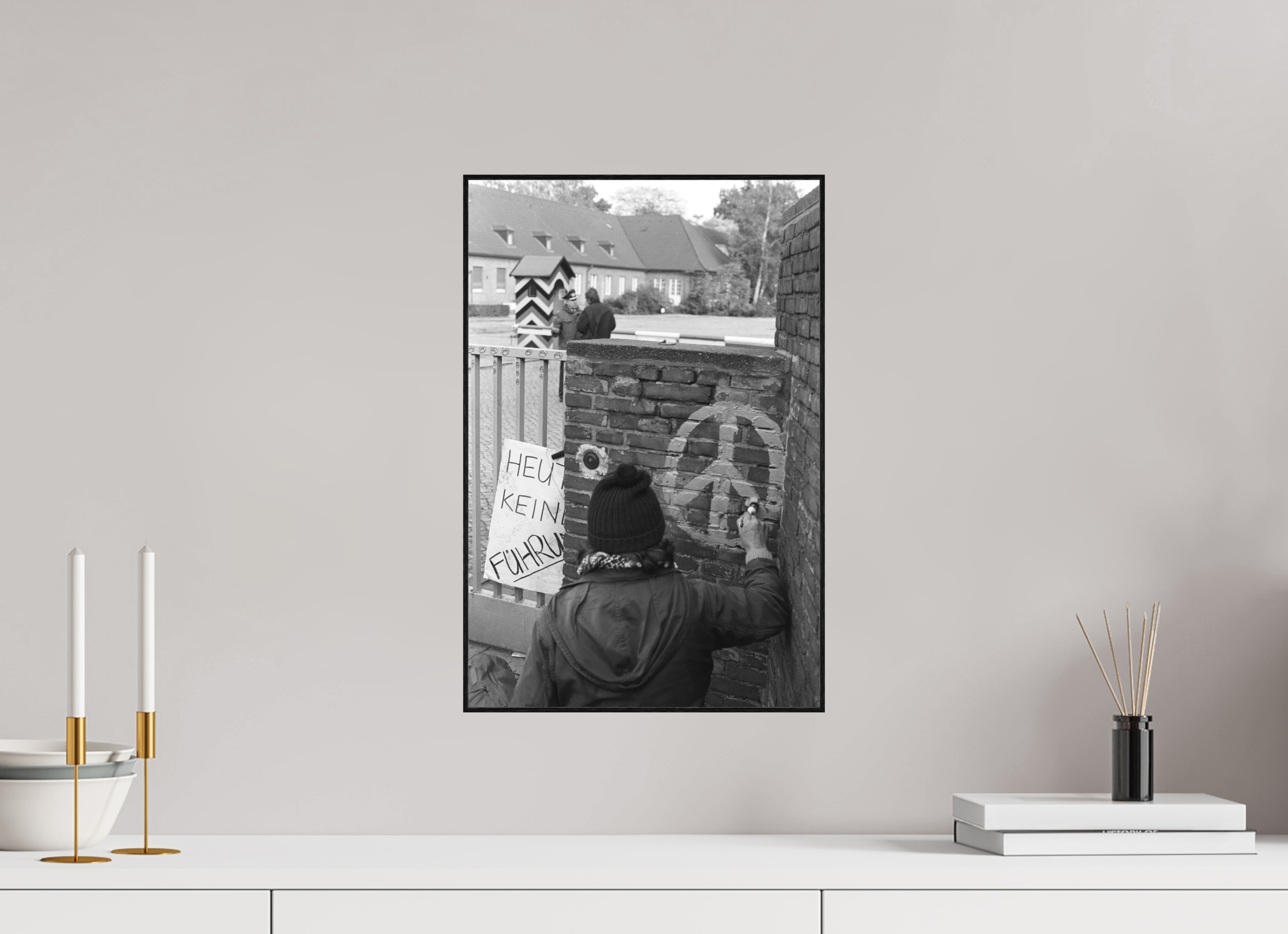 30 x 45 cm, 3a. Foto in ArtBox (4mm) Johannes Hartmann: Heute keine Führung (S/W-Foto)