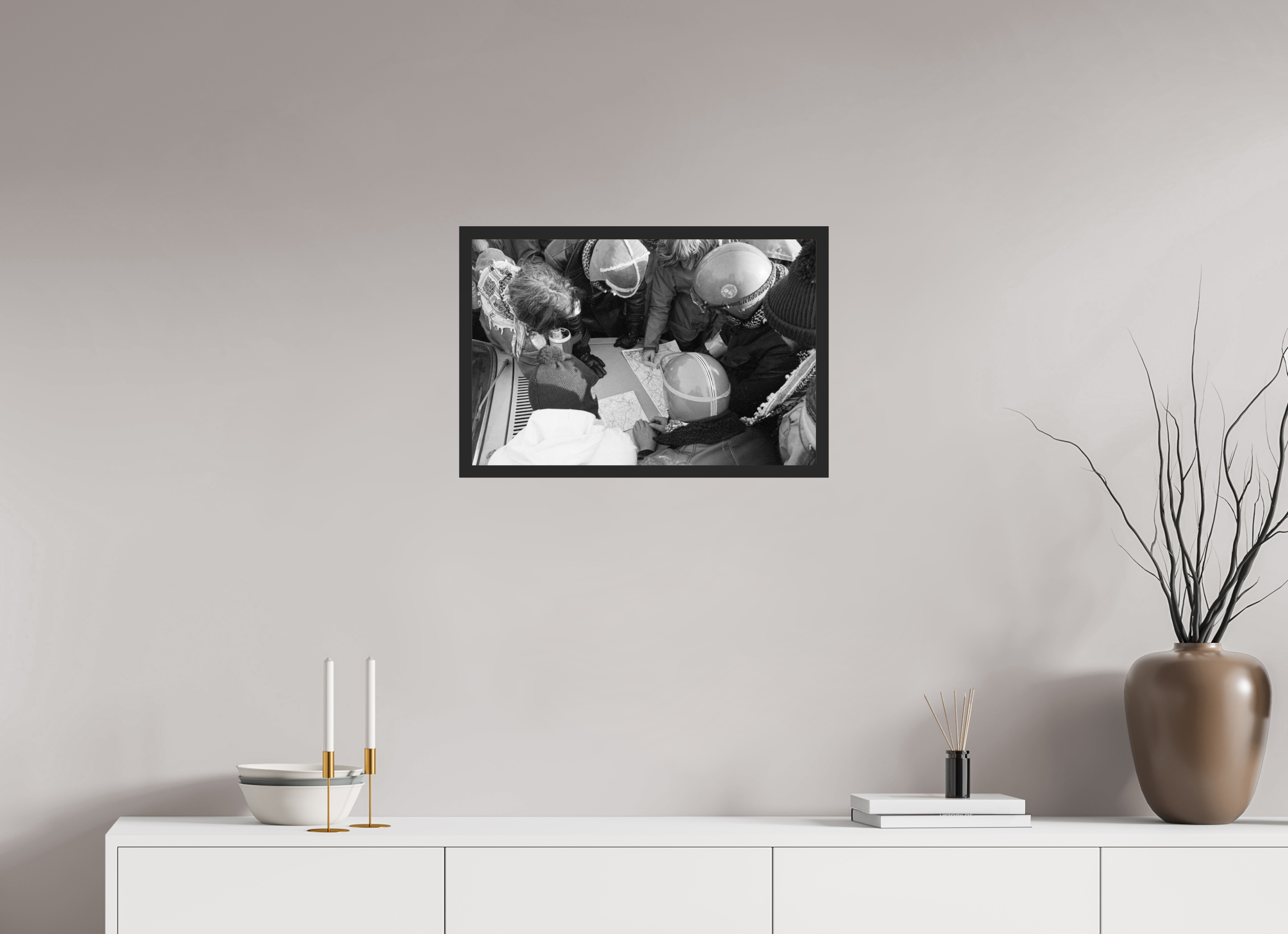 60 x 40 cm, 4a. Foto im Holz-Rahmen (20mm) Johannes Hartmann: Wie umgehen wir die Polizeisperren? (S/W-Foto)