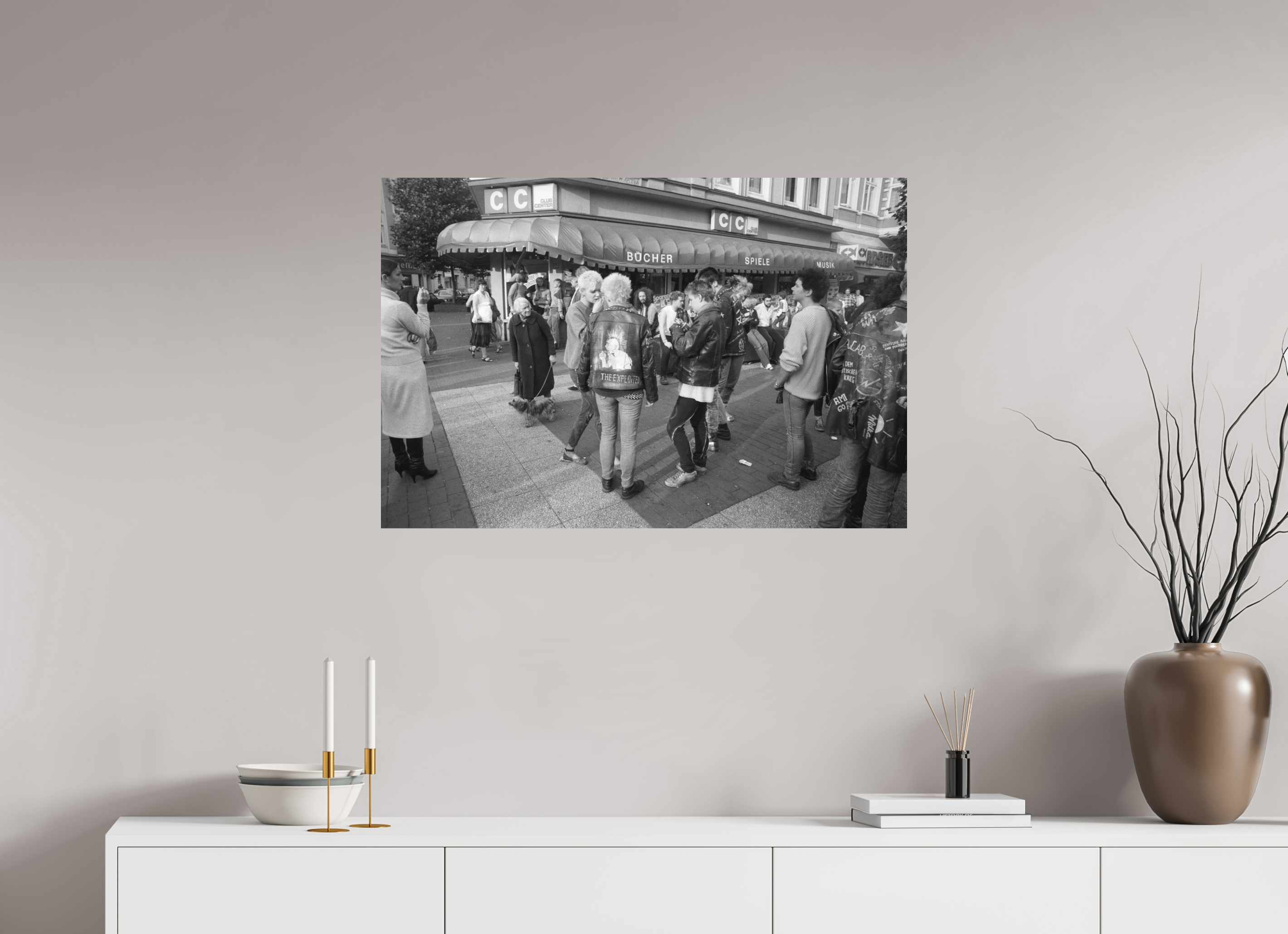 90 x 60 cm, 2. Foto auf Alu-Dibond Johannes Hartmann: Jetzt auch noch die Punks... (S/W-Foto)