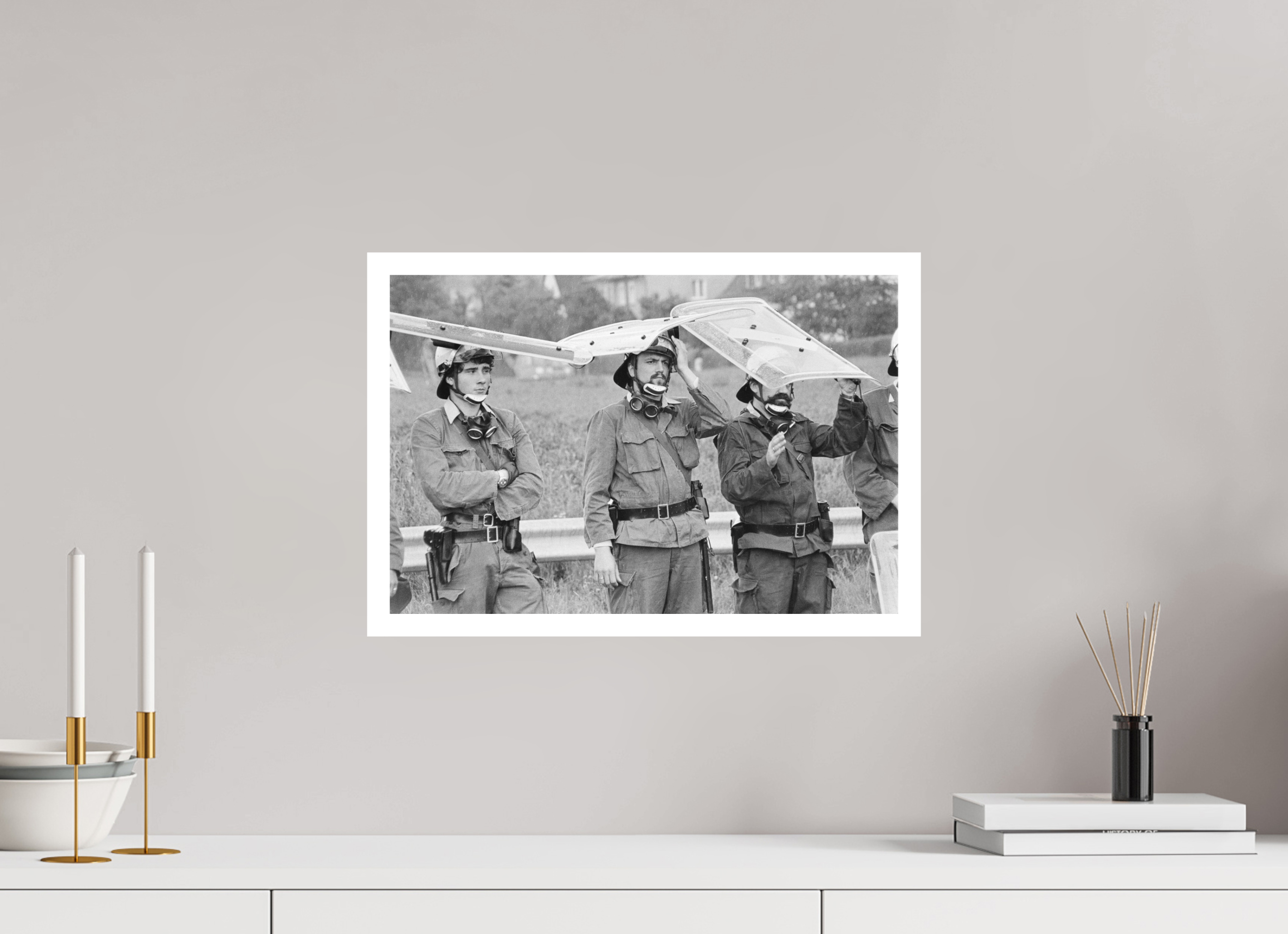 45 x 30 cm, 1. Foto mit Weißrand Johannes Hartmann: Gefahr von oben... (S/W-Foto)