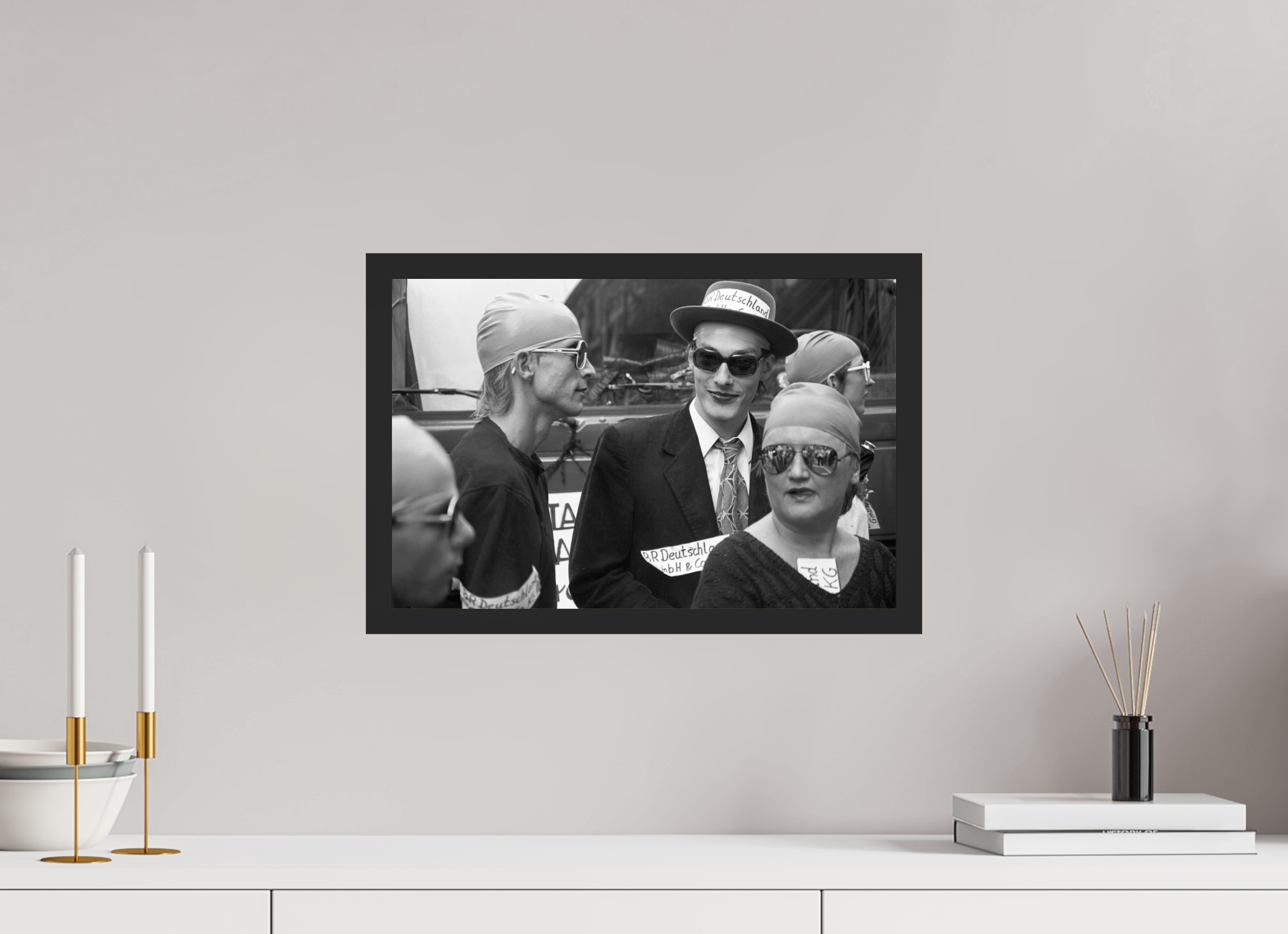 45 x 30 cm, 4a. Foto im Holz-Rahmen (20mm) Johannes Hartmann: Badekappitalisten (S/W-Foto)