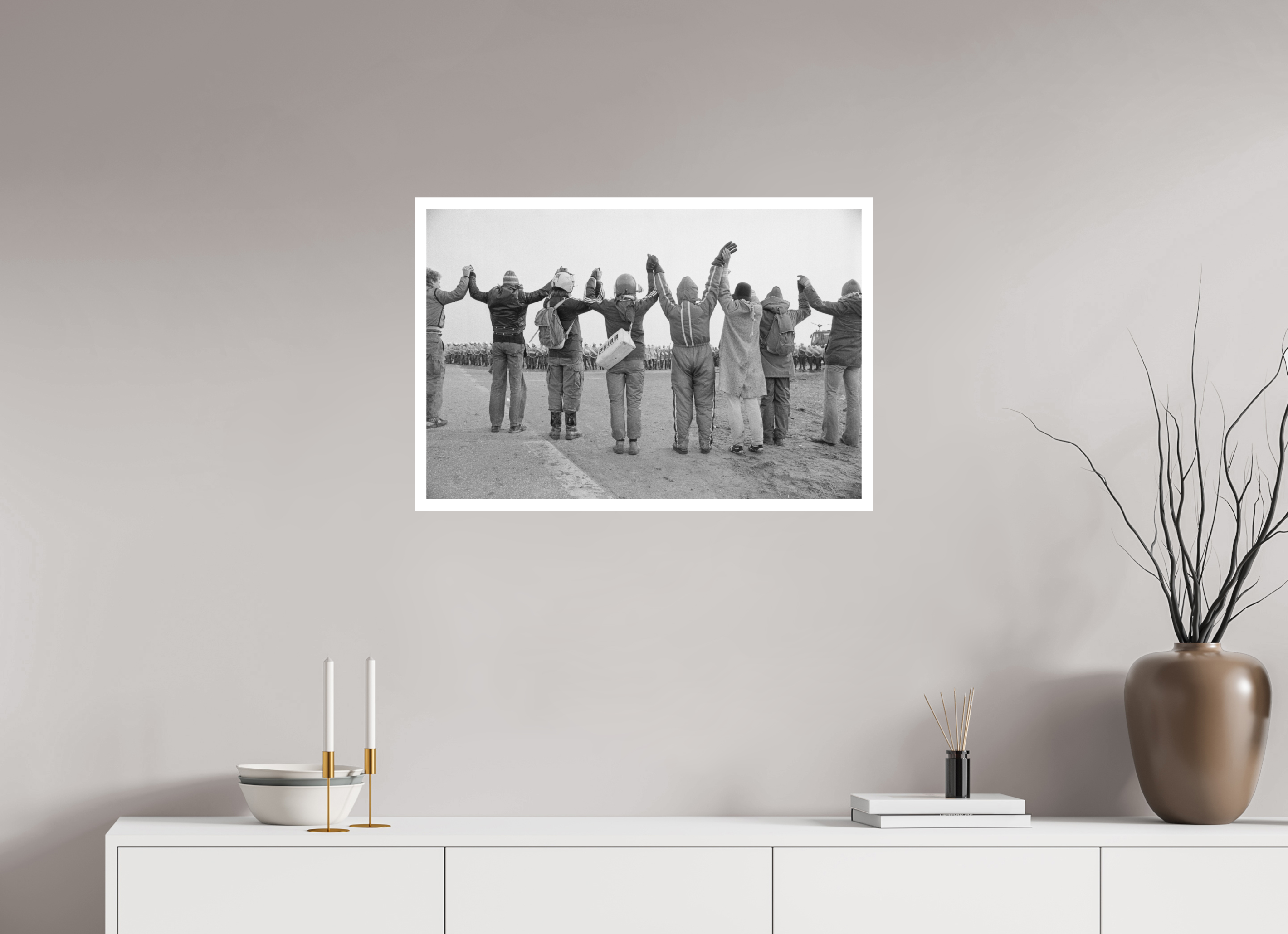 75 x 50 cm, 1. Foto mit Weißrand Johannes Hartmann: Schaut her, wir demonstrieren gewaltfrei (S/W-Foto)