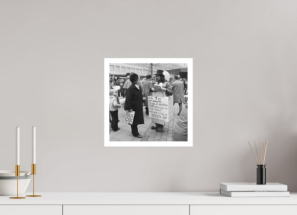 30 x 30 cm, 1. Foto mit Weißrand Johannes Hartmann: Ich bin 1qm sozialer Wohnungsbau. (S/W-Foto)