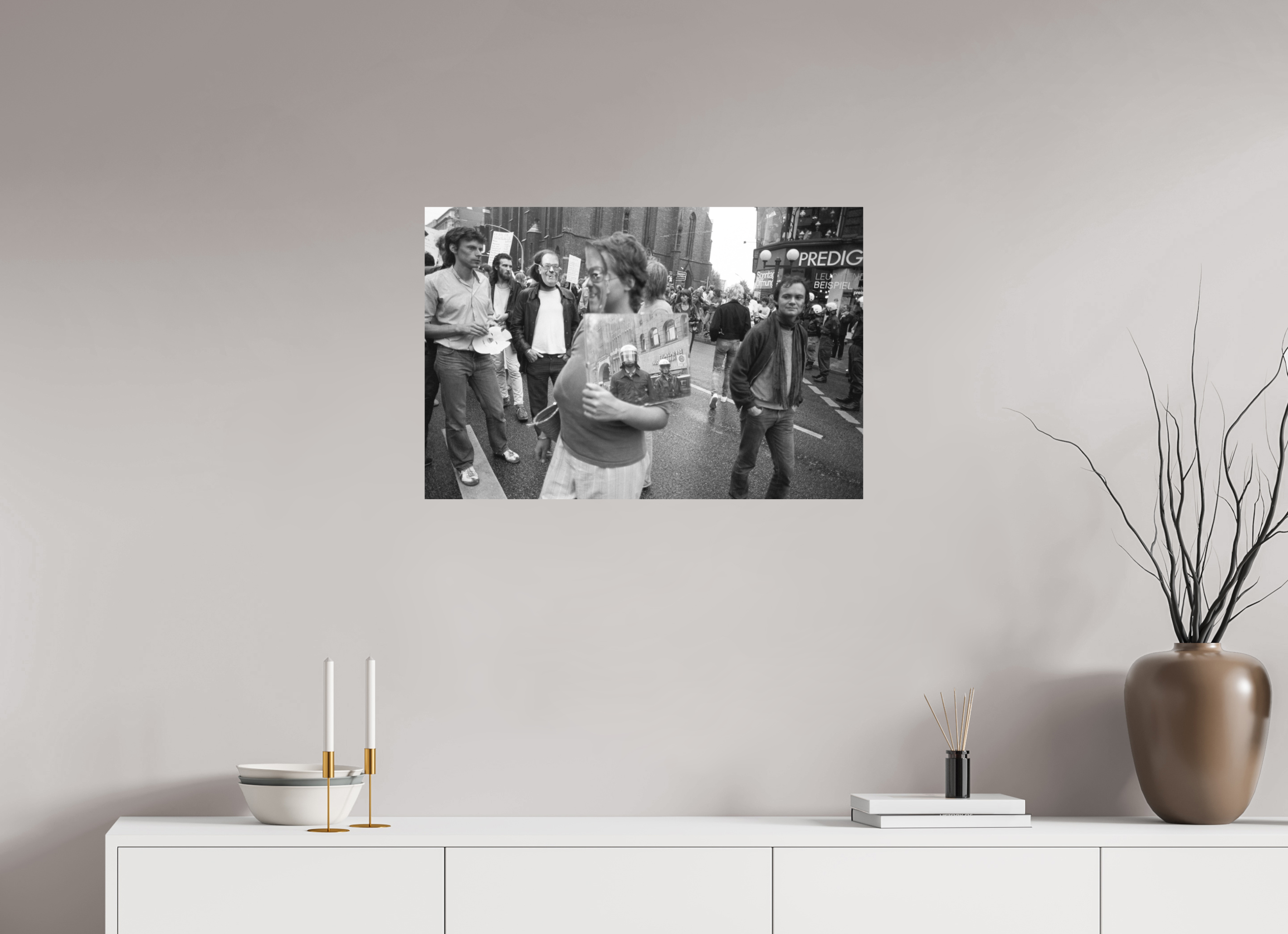 75 x 50 cm, 2. Foto auf Alu-Dibond Johannes Hartmann: Den Spiegel vorgehalten (S/W-Foto)