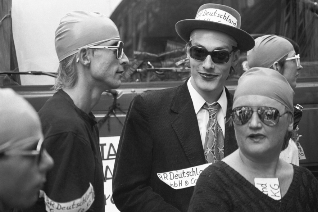 Main image Johannes Hartmann: Badekappitalisten (S/W-Foto)