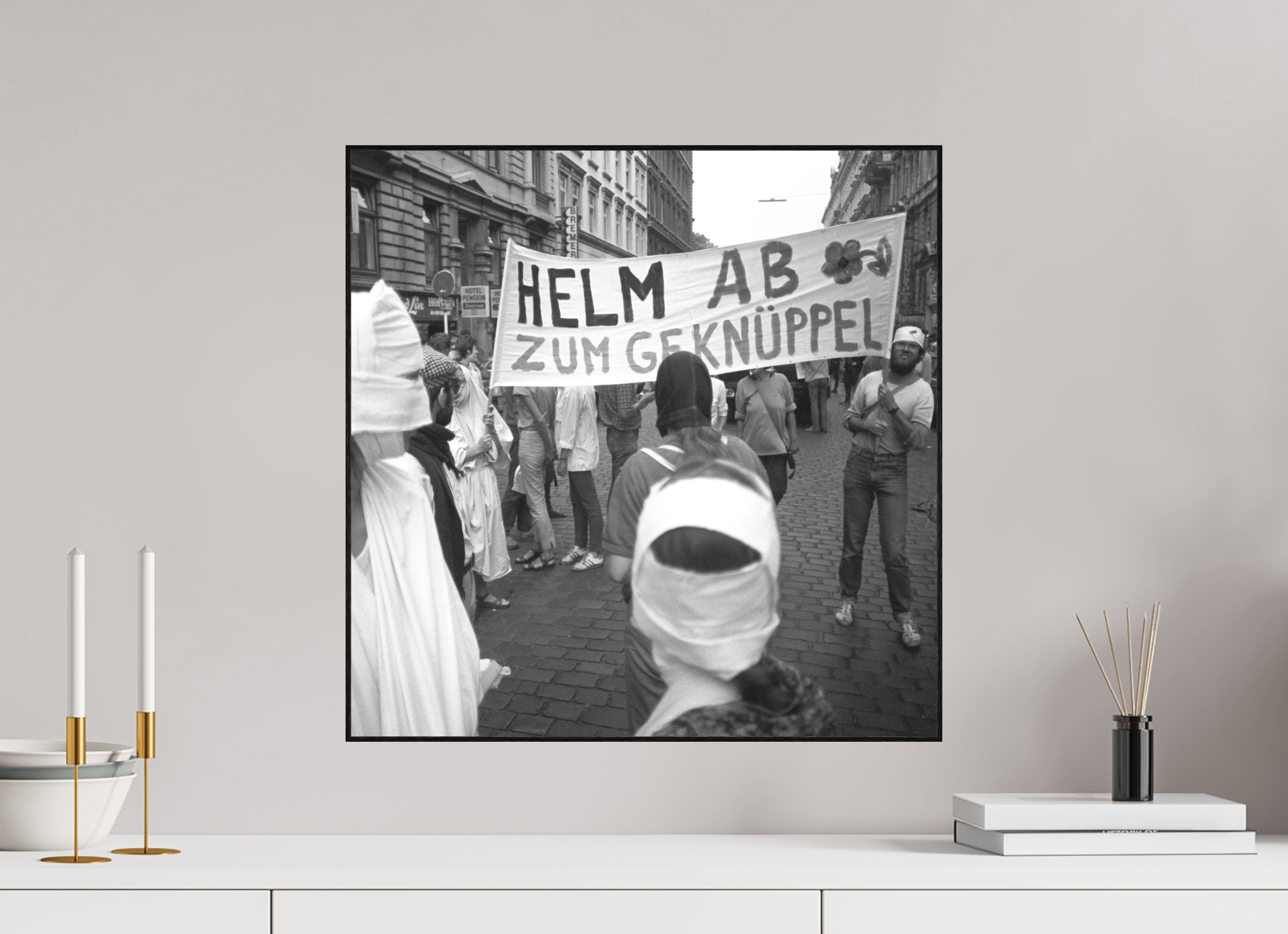 50 x 50 cm, 3a. Foto in ArtBox (4mm) Johannes Hartmann: Helm ab zum Geknüppel (S/W-Foto)