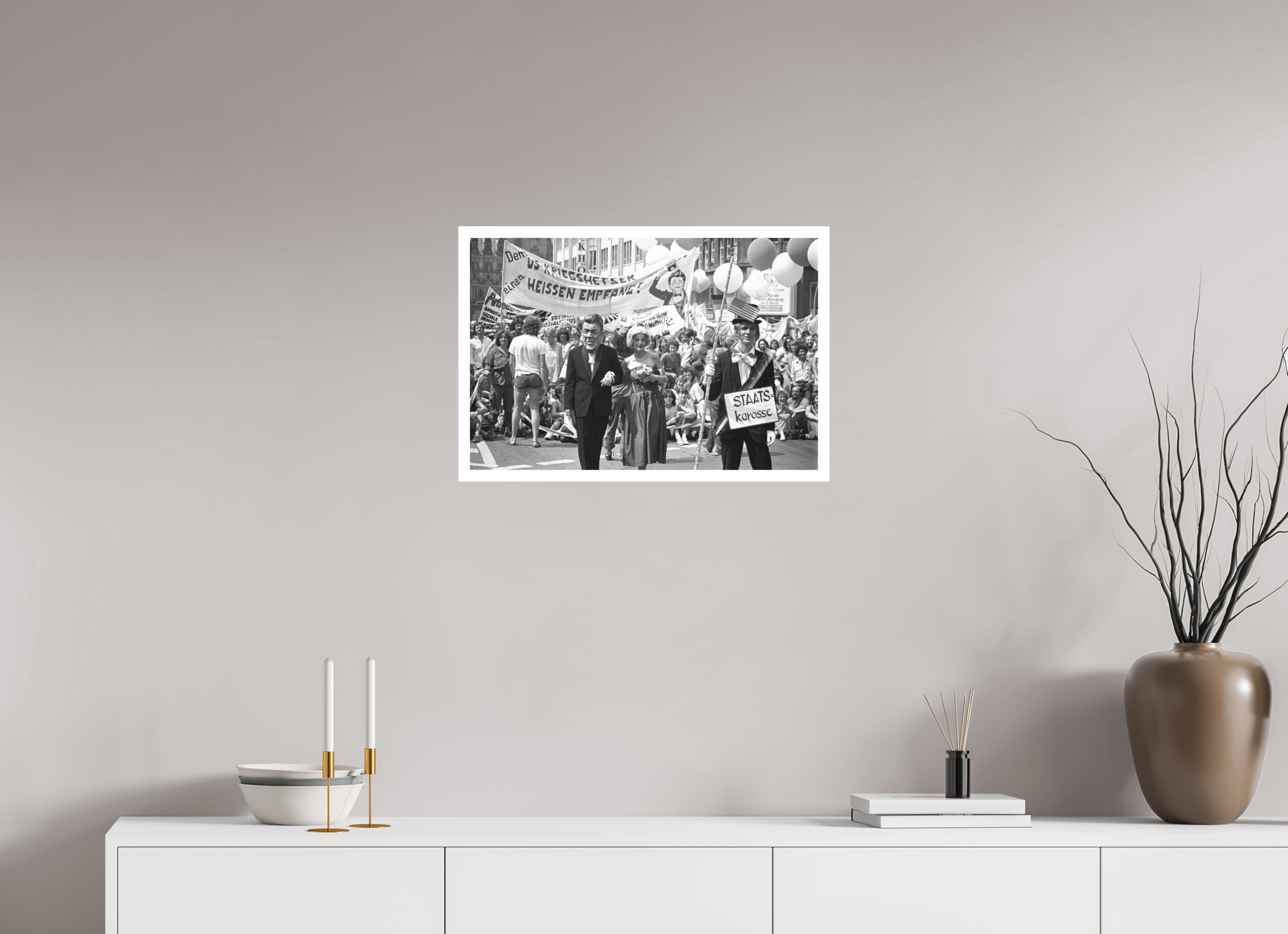 60 x 40 cm, 1. Foto mit Weißrand Johannes Hartmann: Heißer Empfang (S/W-Foto)